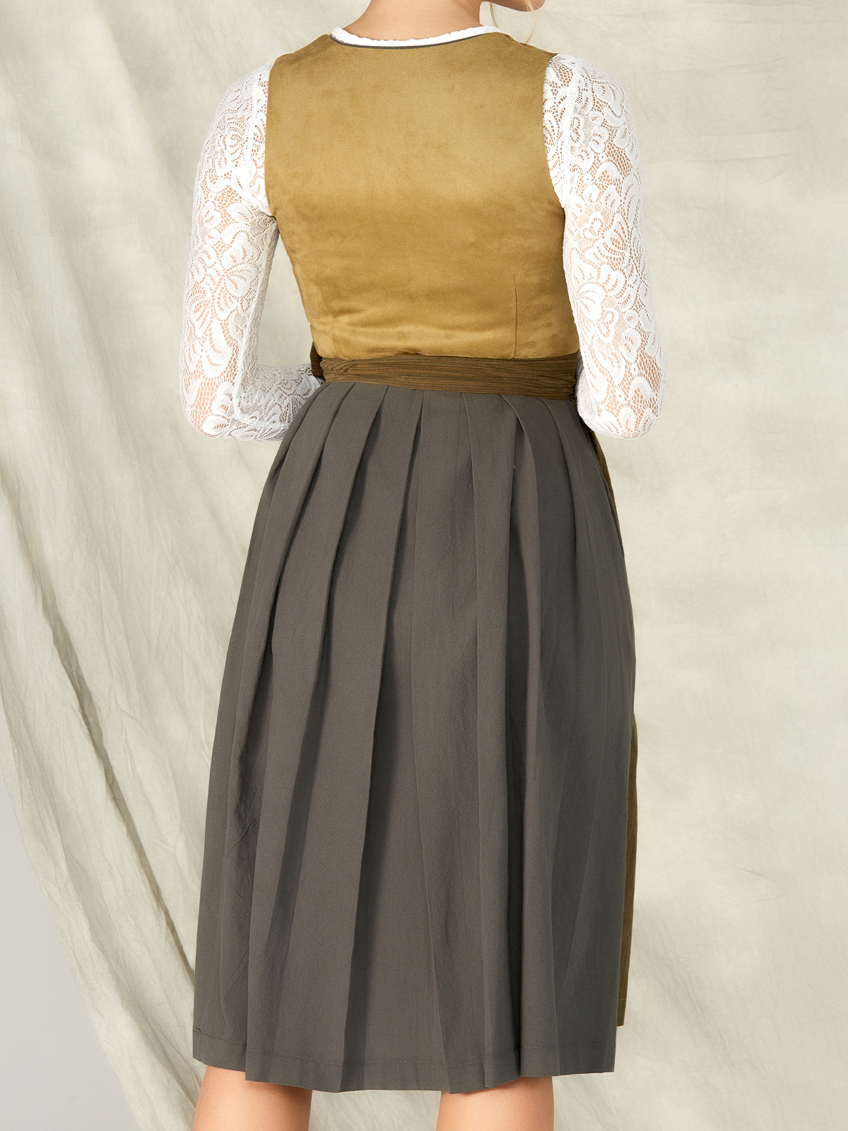 Grünes Samt Dirndl mit floralen Details