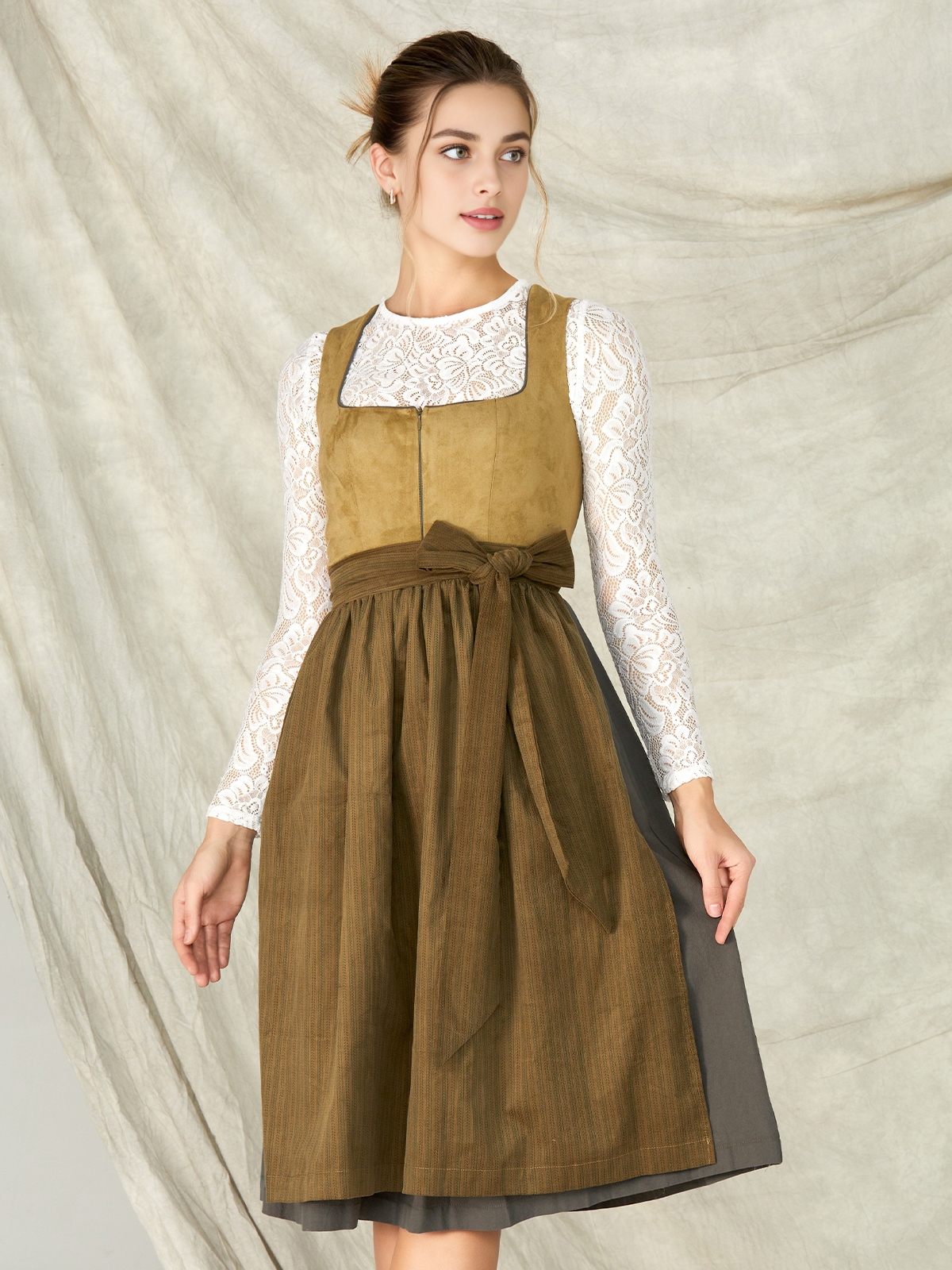 Modernes Dirndl in Grün – perfekt für den Stadtlook