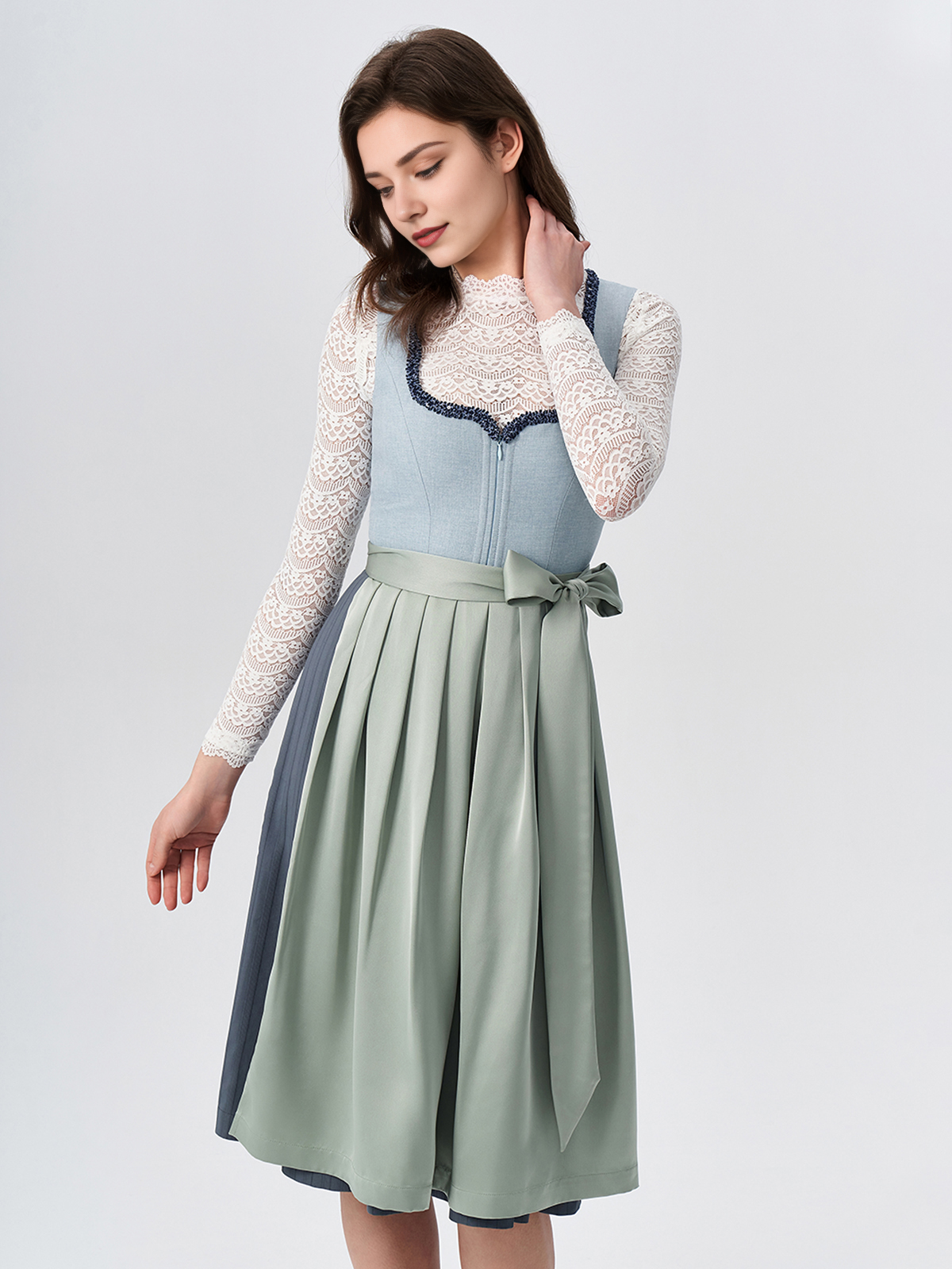 Ein elegantes grünes Dirndl mit floralen Details
