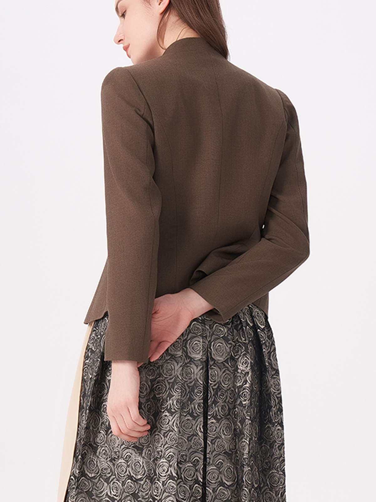 Modernes Dirndl in Braun mit stylischen Details