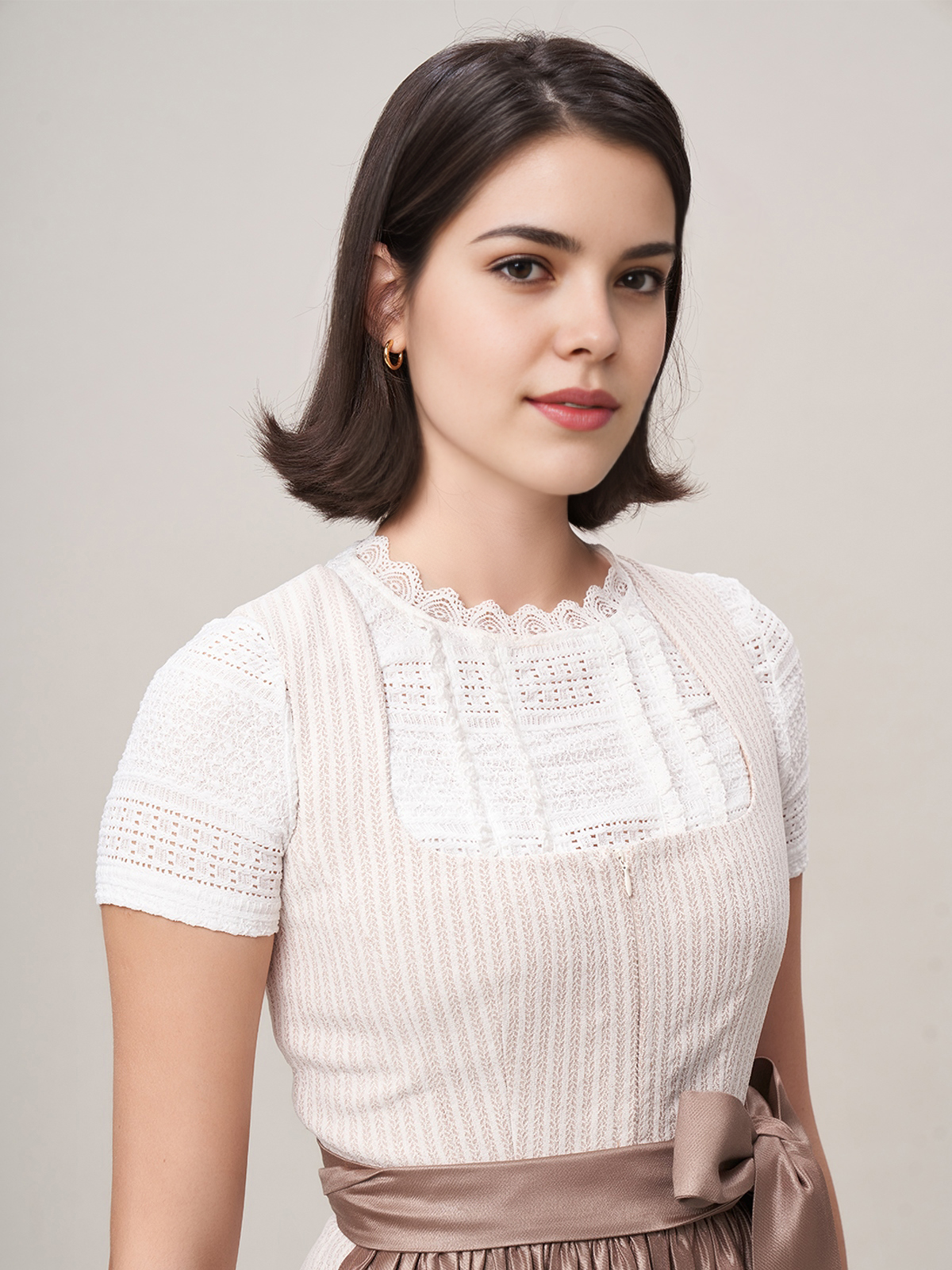 Graues Dirndl mit modernem Schnitt