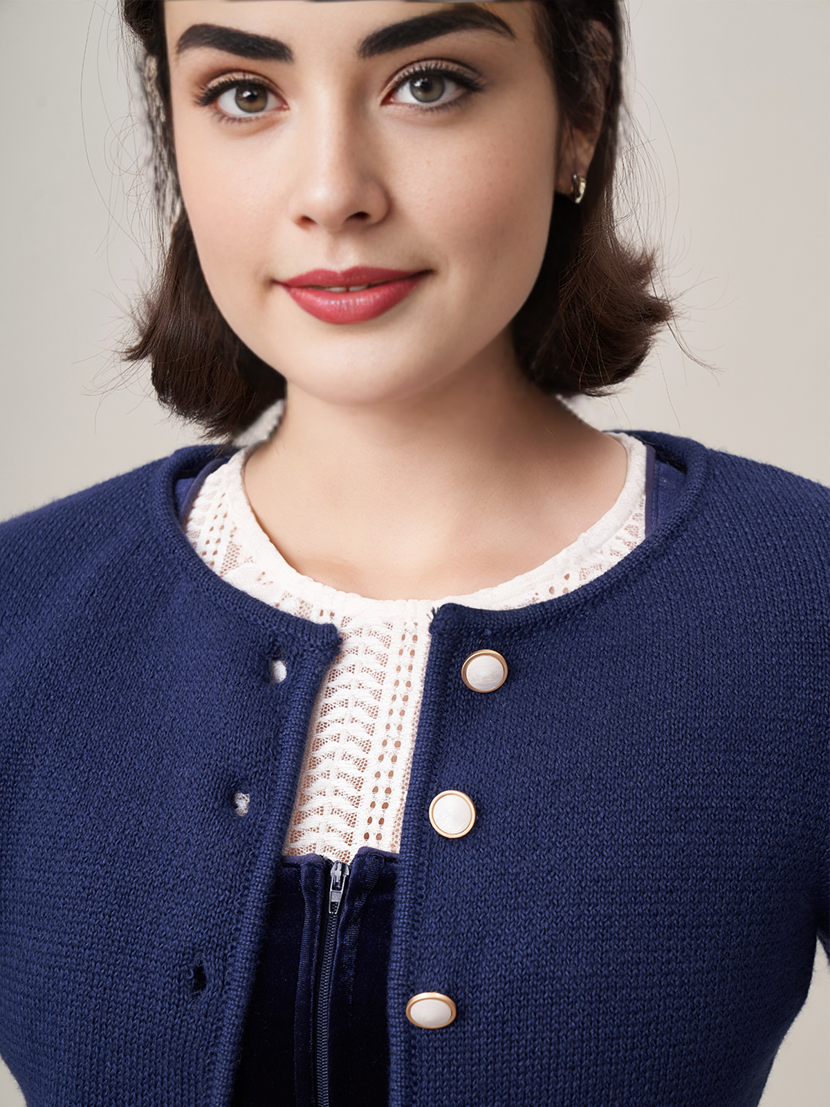 Modernes Dirndl in marineblau mit Strickjacke