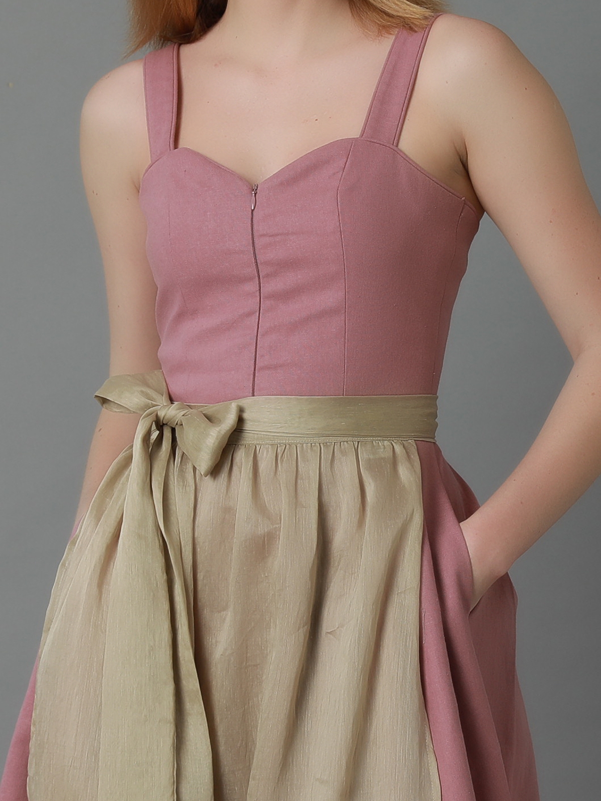 Modernes rosa Dirndl mit Reißverschluss und floralen Details