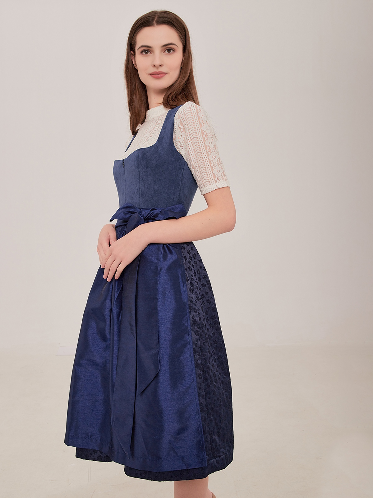 Modernes Dirndl in Blau mit floralen Akzenten