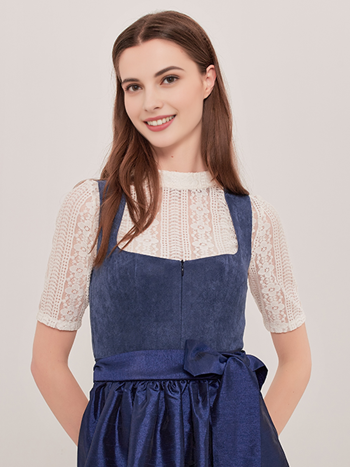 Rosa Dirndl mit floralen Details