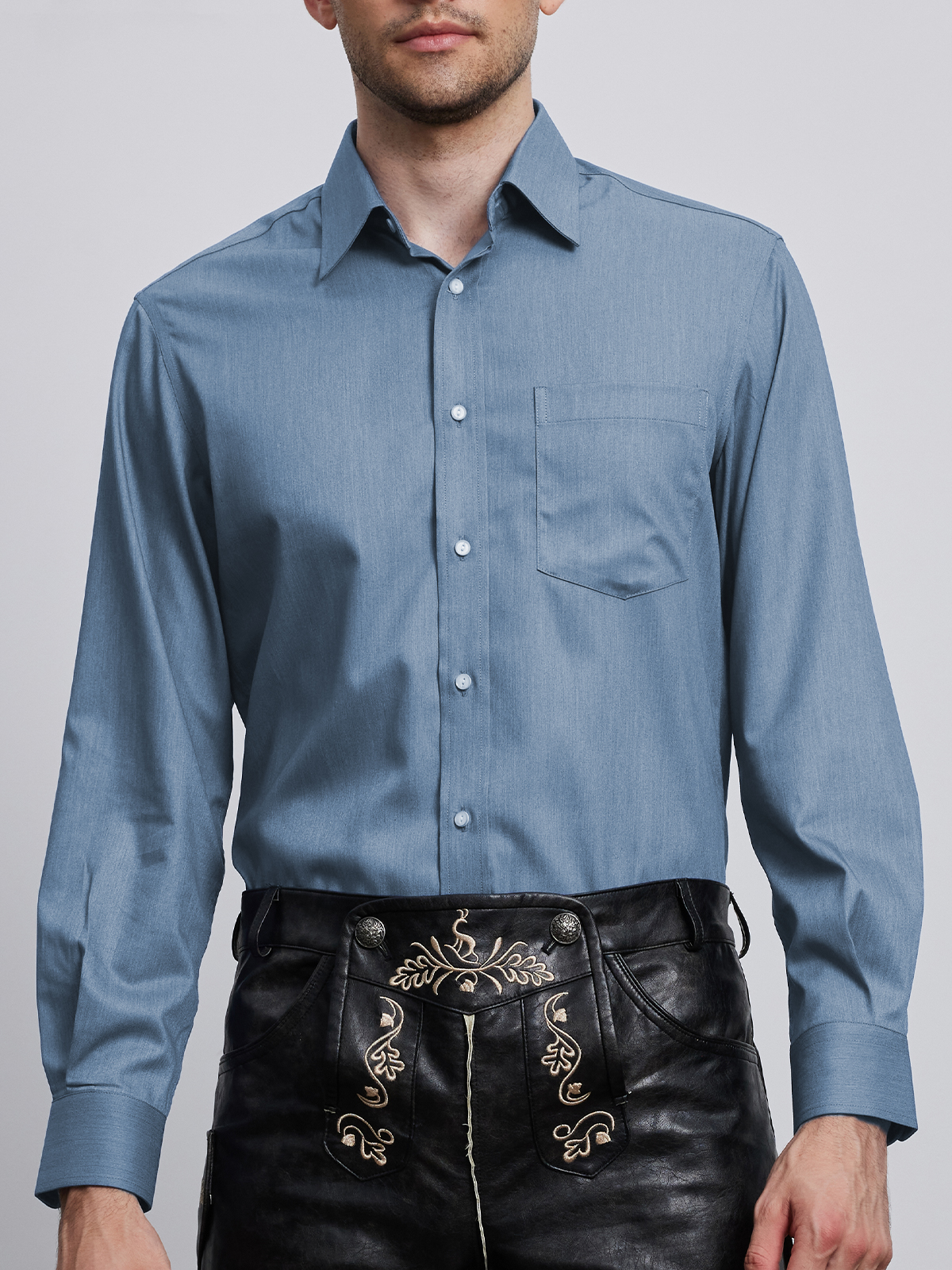 Modernes Dirndl in Blau mit floralen Akzenten