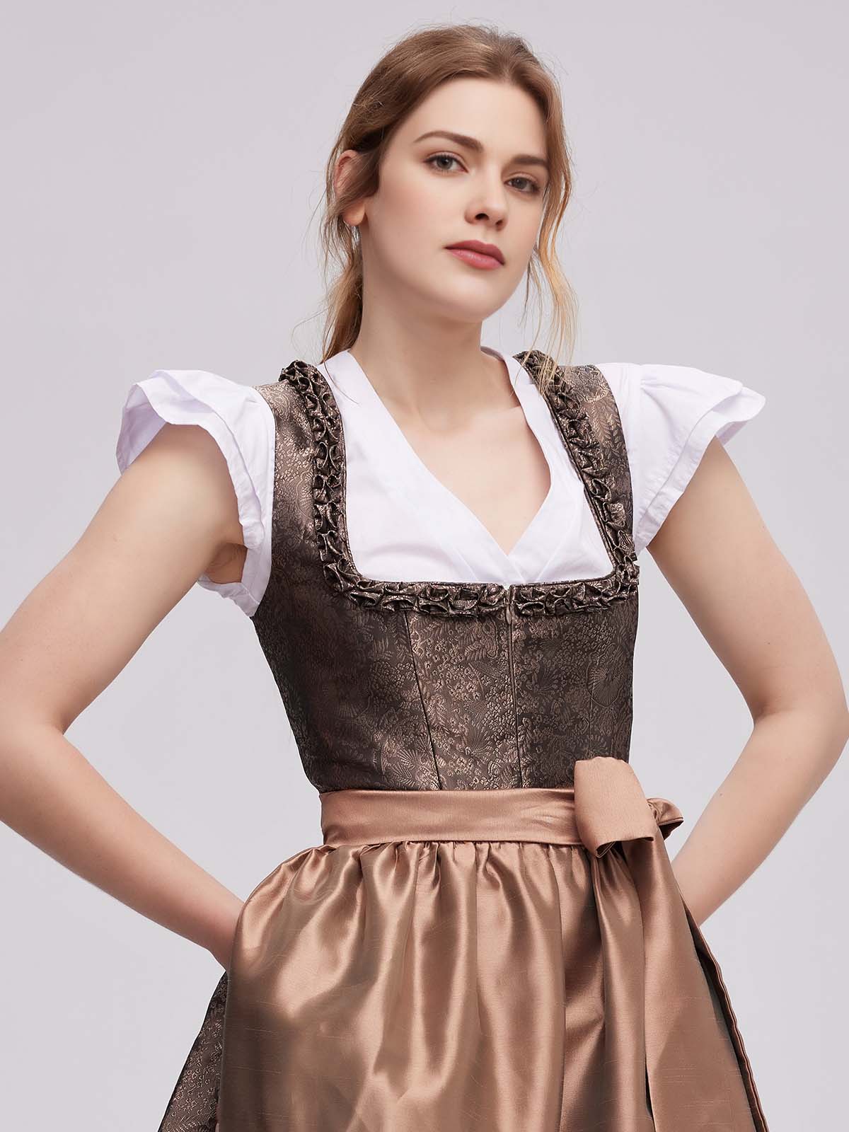Grün rotes Dirndl in natürlicher Umgebung