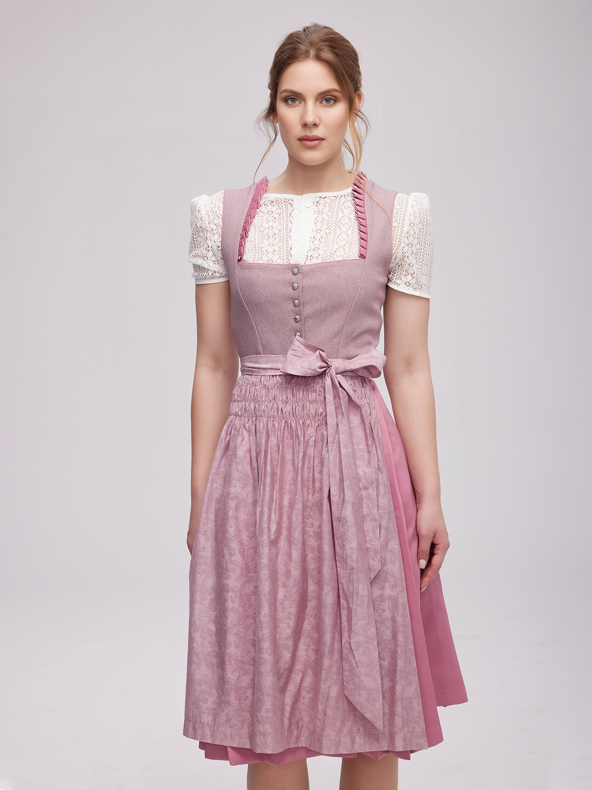 Modernes Dirndl in Lila – schmal geschnitten und feminin