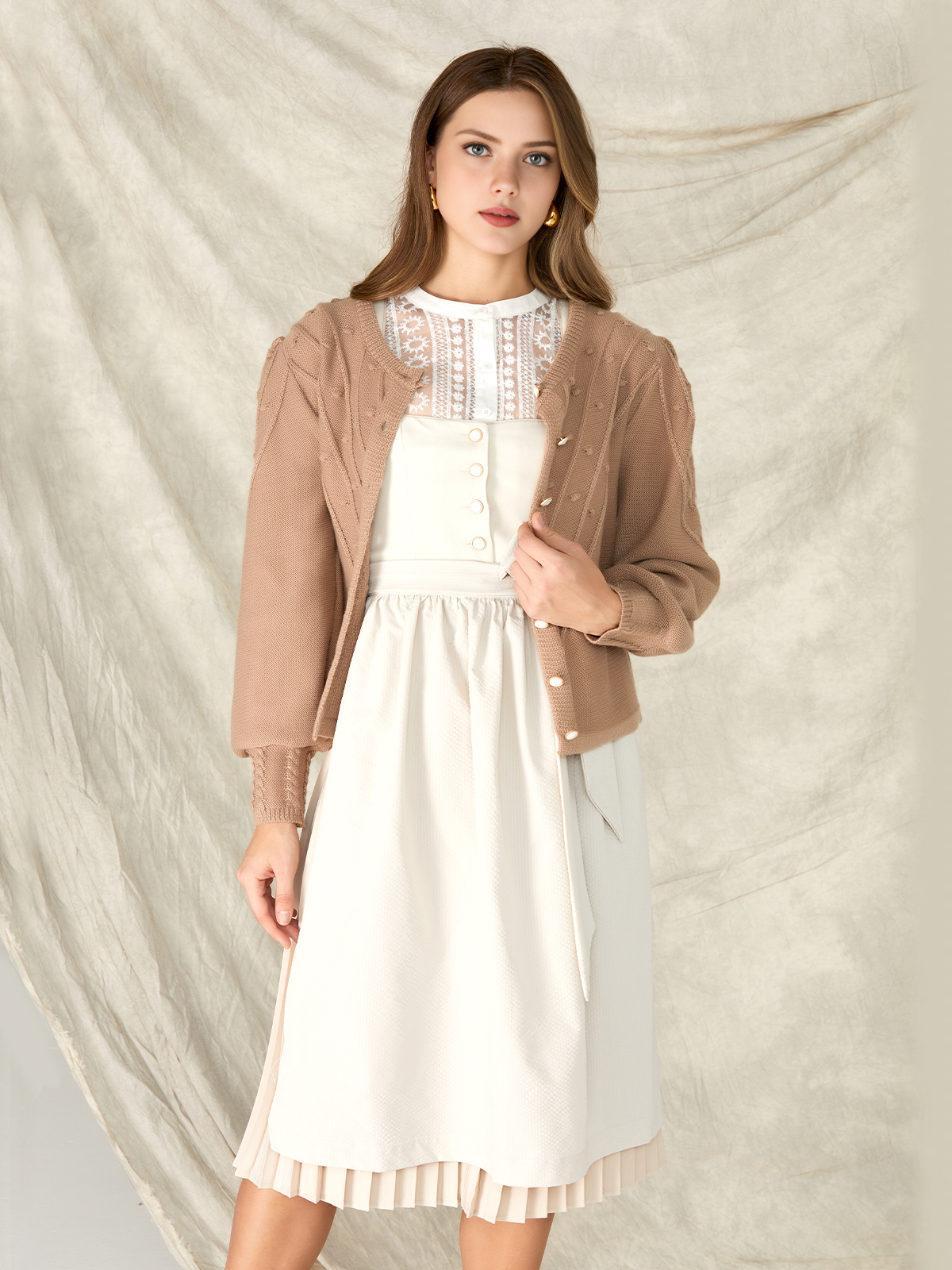 Dirndl in Braun mit traditioneller Stickerei