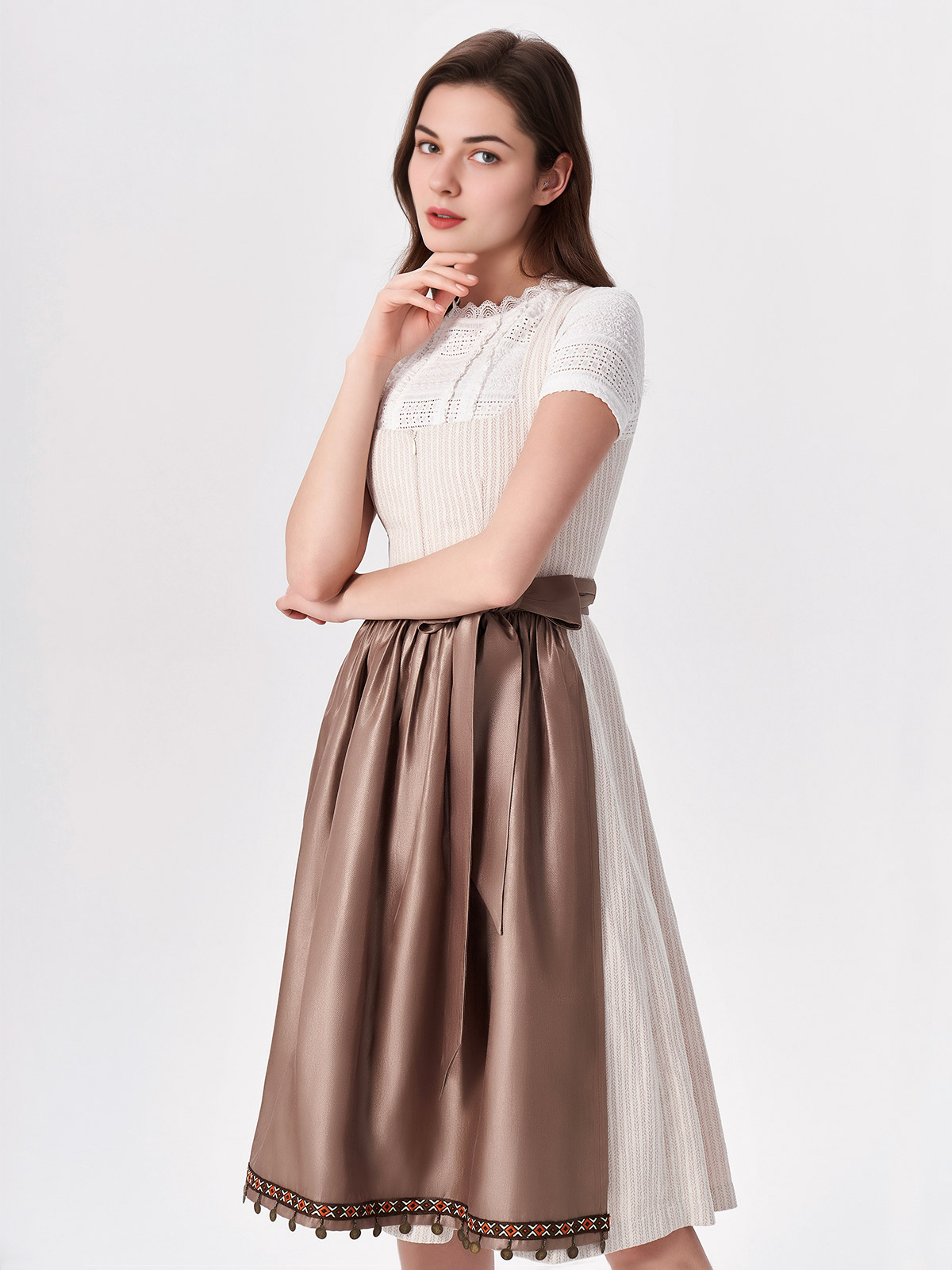 Beiges Samt-Dirndl mit Stickereien