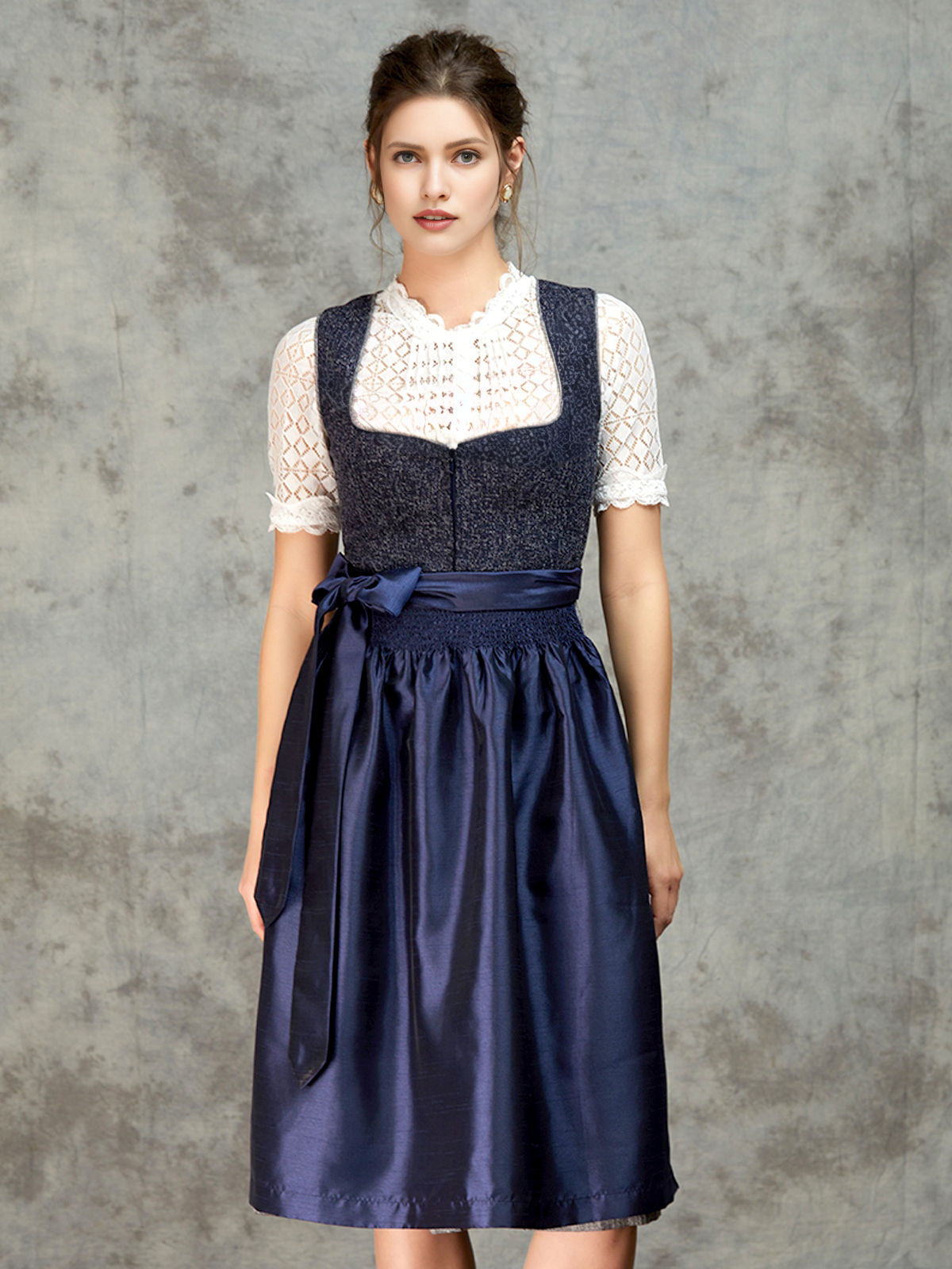 Samt Dirndl Rosa in eleganter Pose
