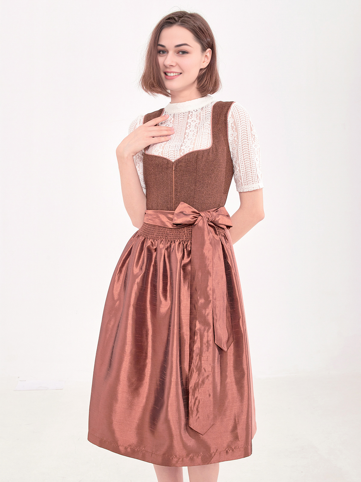 Ein modernes Dirndl in Khaki – perfekt für festliche Anlässe und Alltag