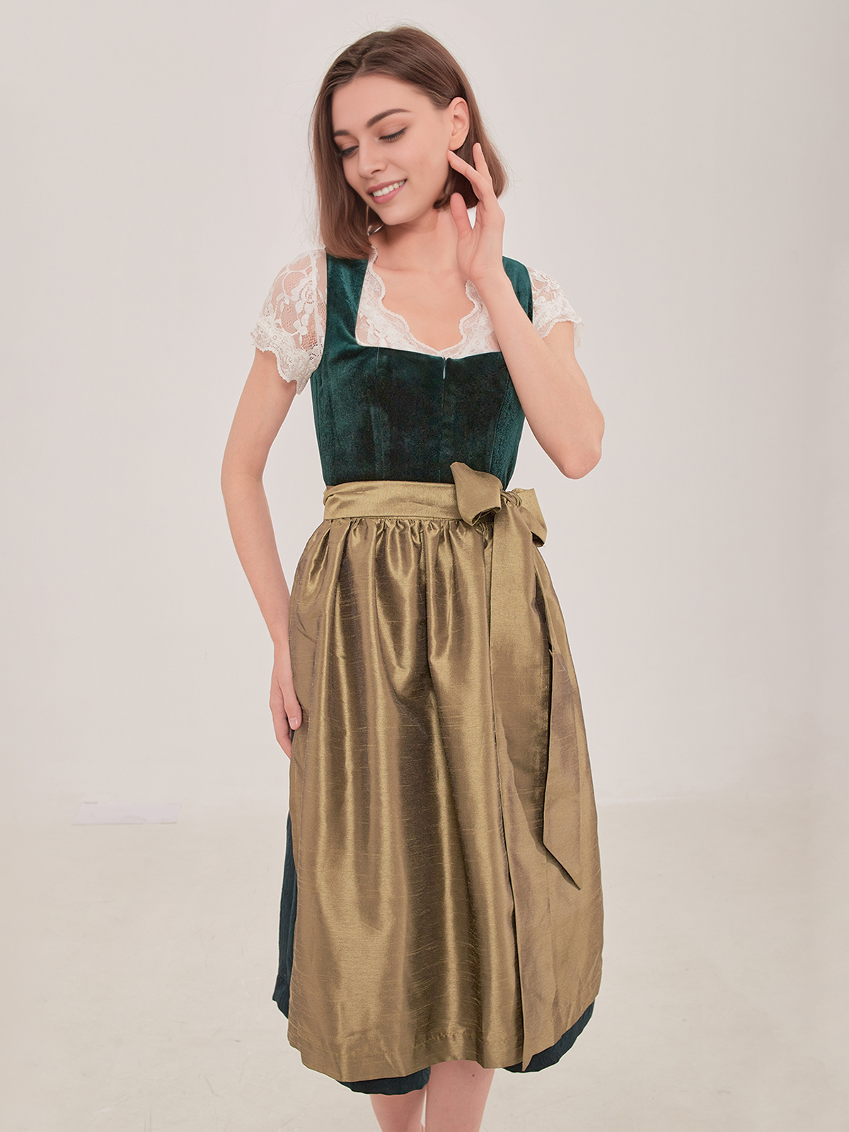 Ein gelbes Dirndl mit floralen Details