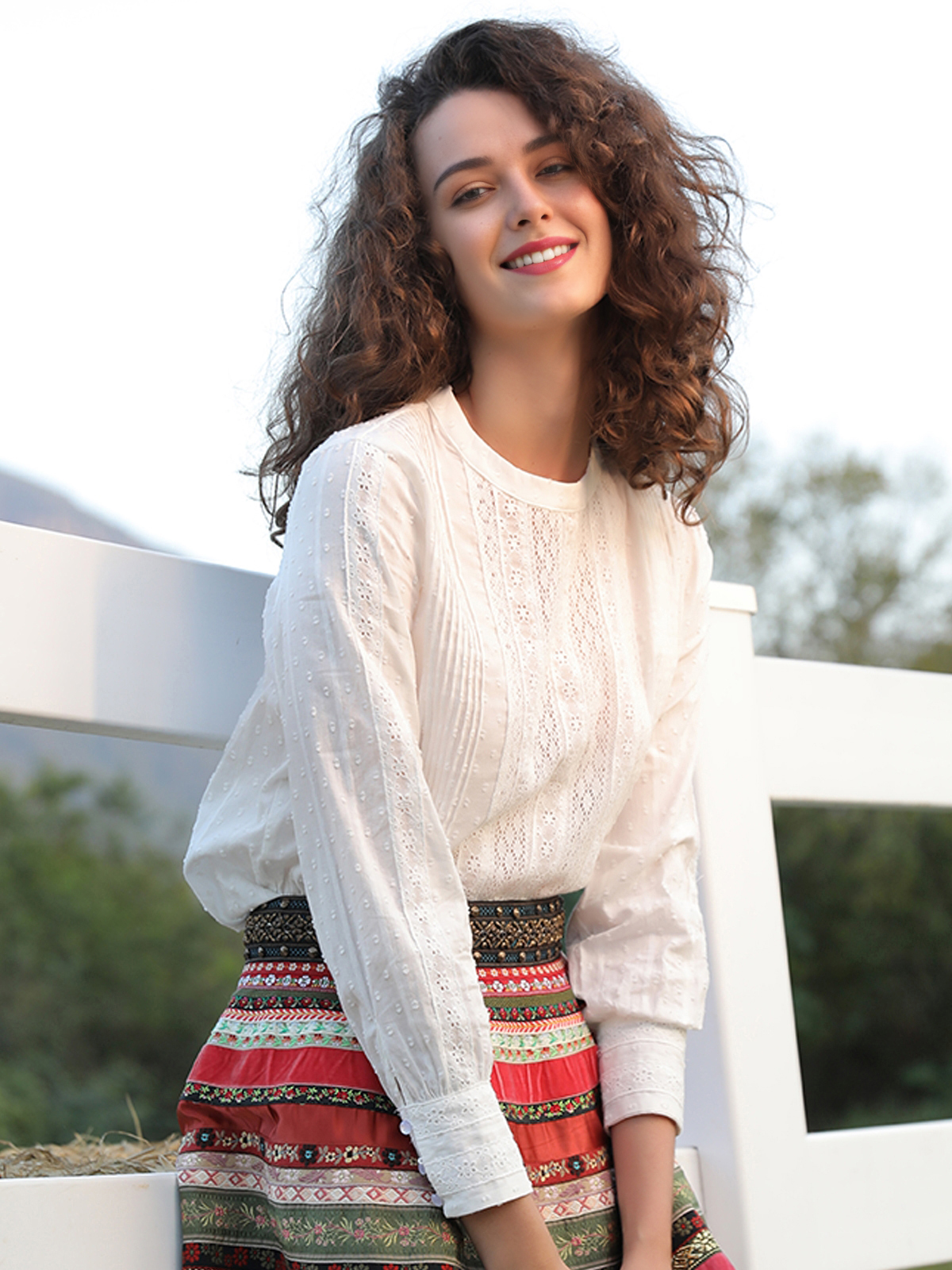 Ein elegantes hellblaues Dirndl mit Spitzenbluse