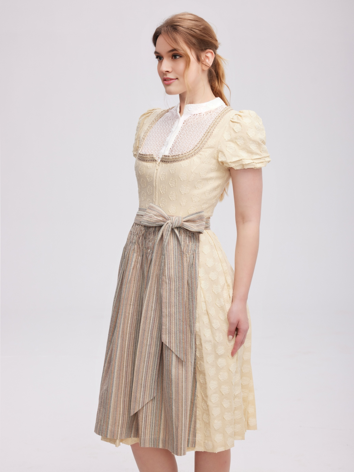 Grünes Dirndl mit floralen Details