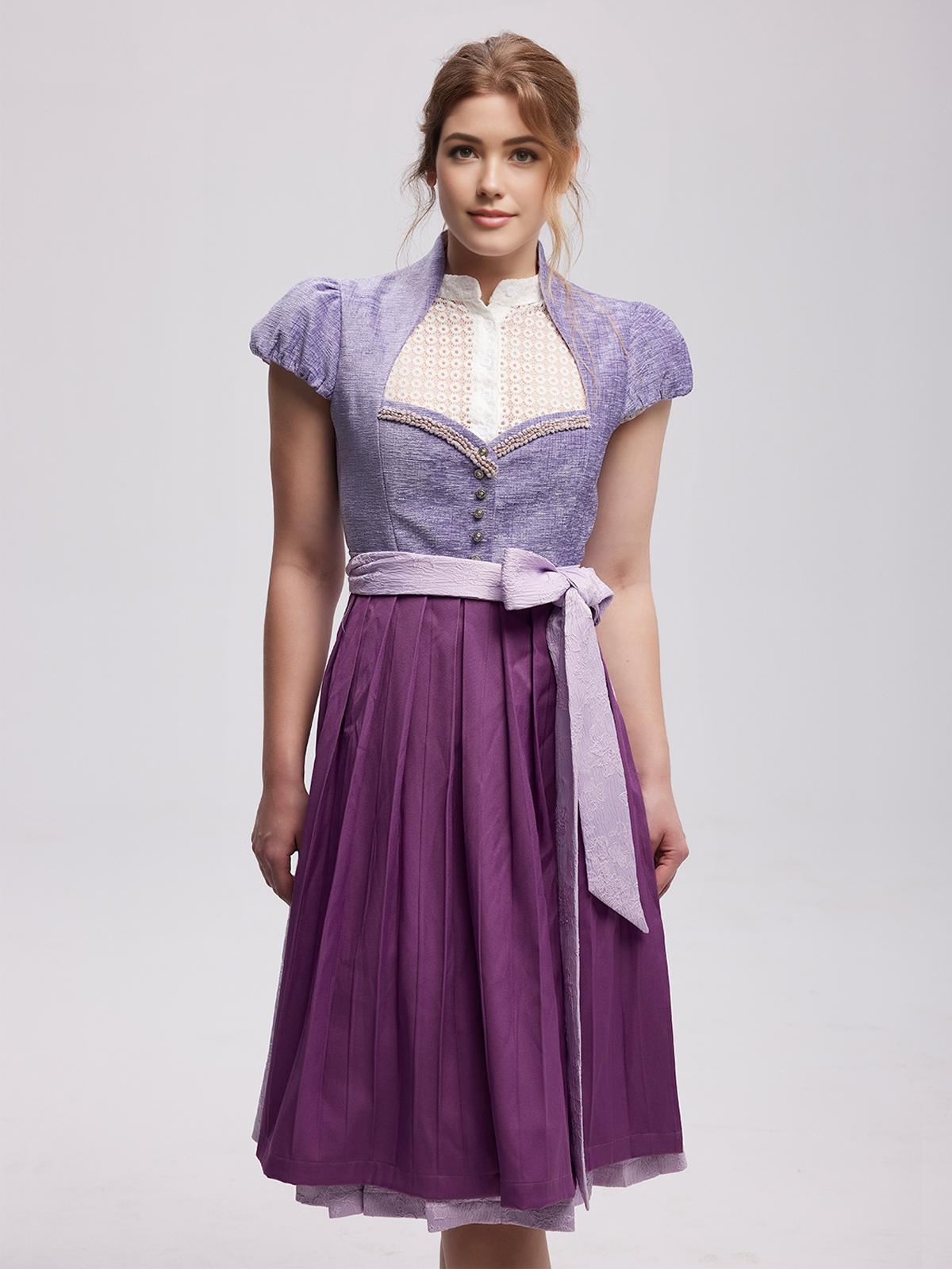 Dirndl in Lila mit brauner Trachtenjacke