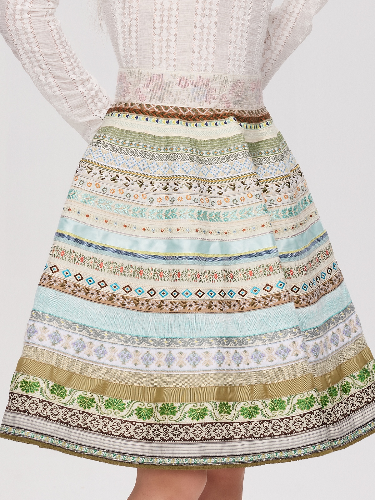 Ein modernes Dirndl in Grün mit floralen Akzenten