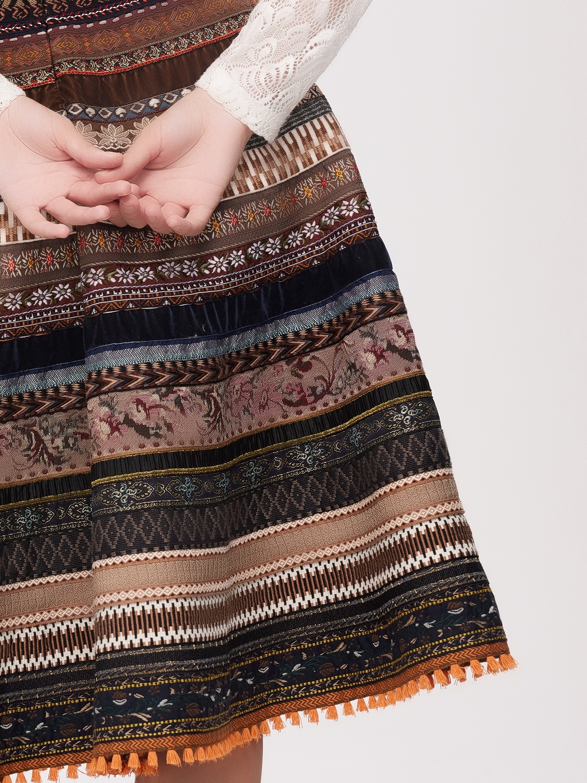 Ein elegantes braunes Dirndl von Ehreer, perfekt für festliche Anlässe