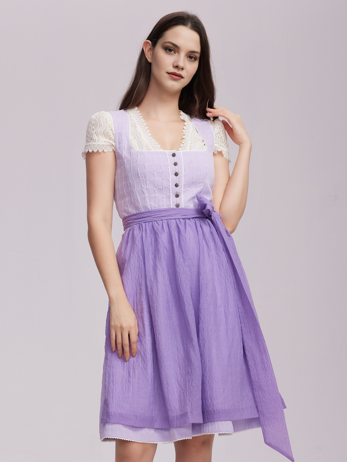 Hellblaues Dirndl mit floralen Details