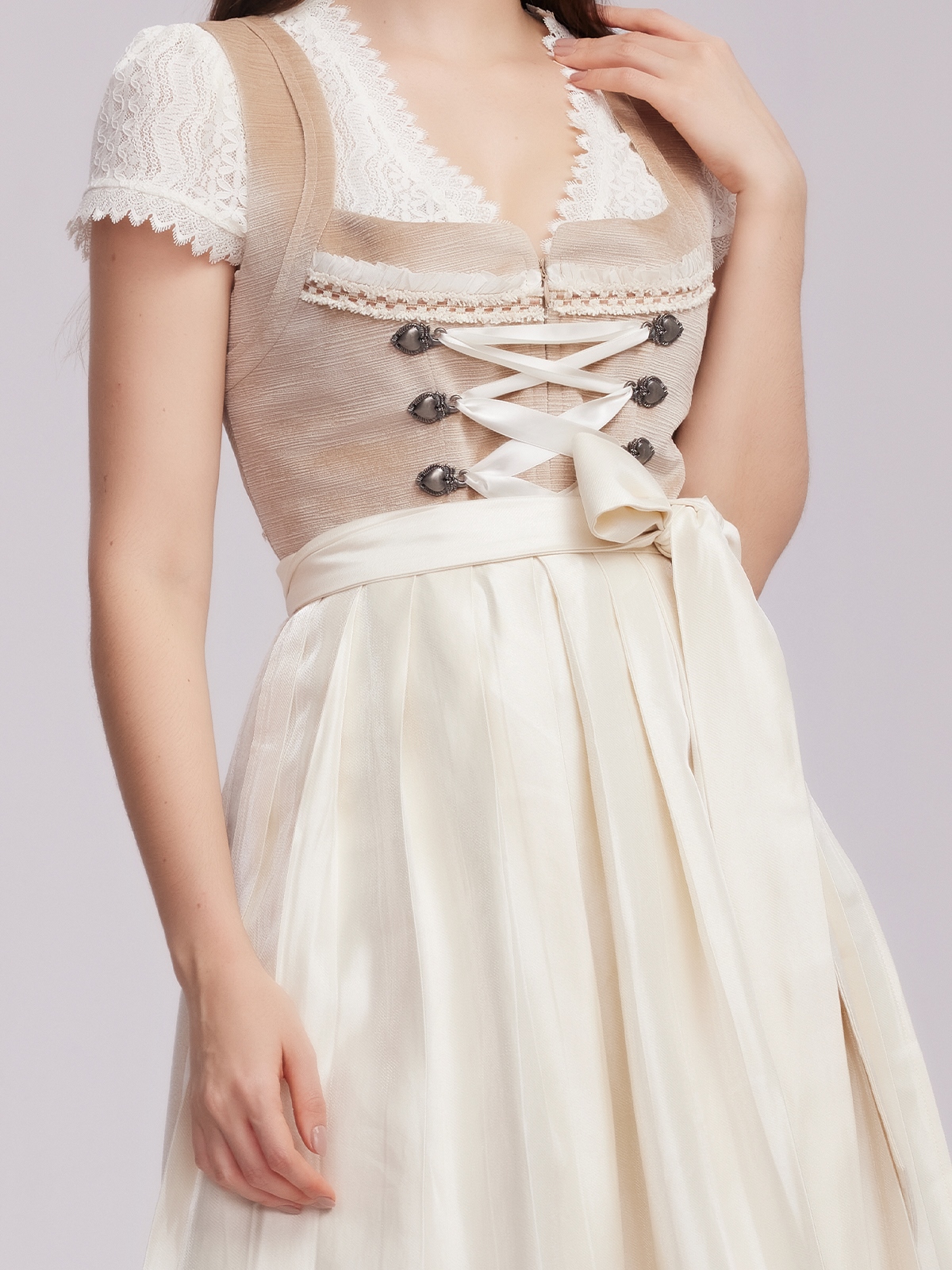 Dirndlbluse mit feinem Lochstickerei-Detail