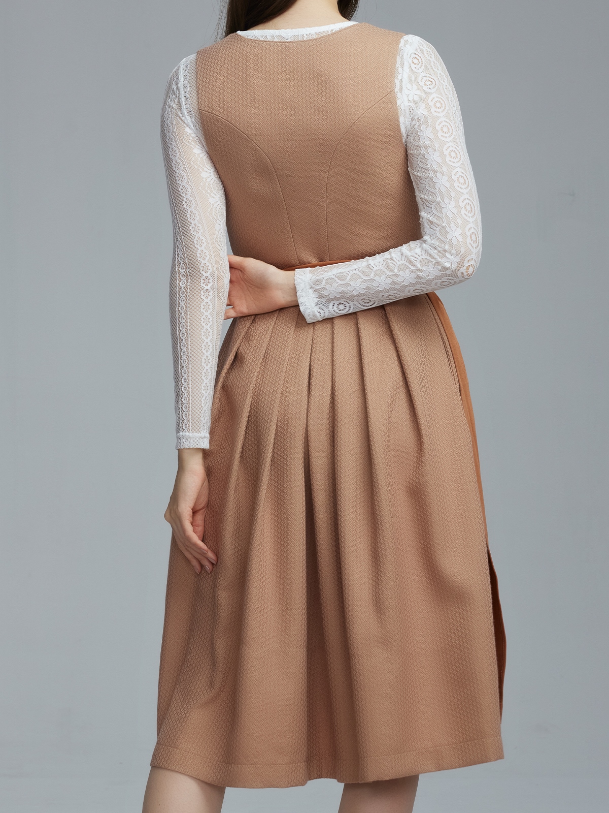 Modernes Dirndl in Braun – schlanker Schnitt, zeitlose Eleganz