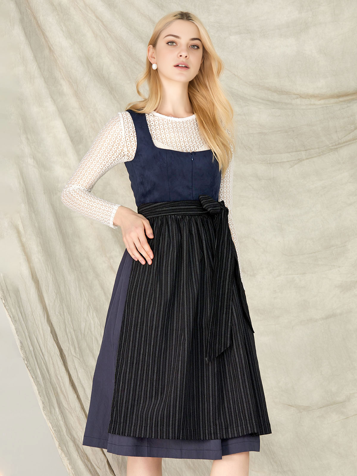 Ausschnitt Dirndl in Blau