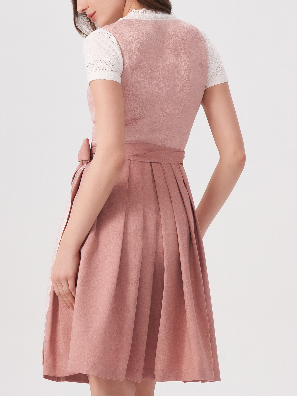 Ein traumhaftes samtenes rosa Dirndl