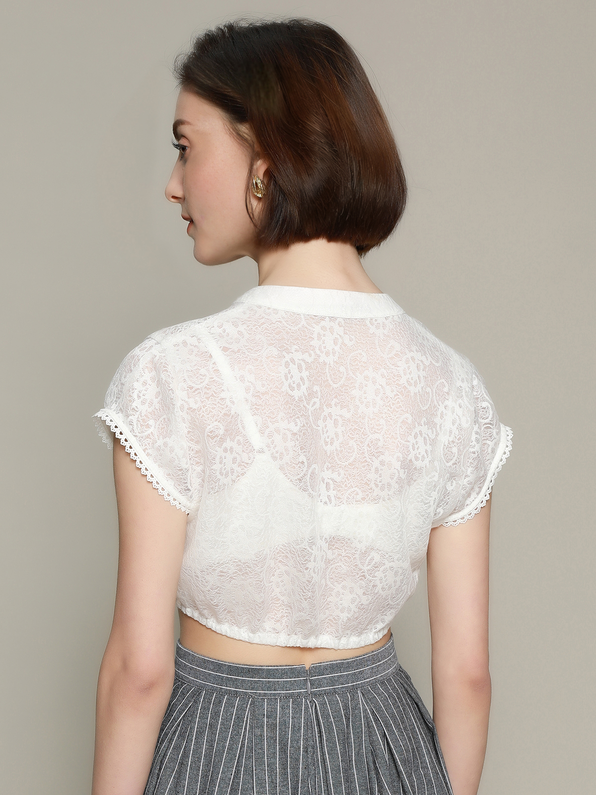 Modernes Dirndl in Weiß mit femininem Schnitt