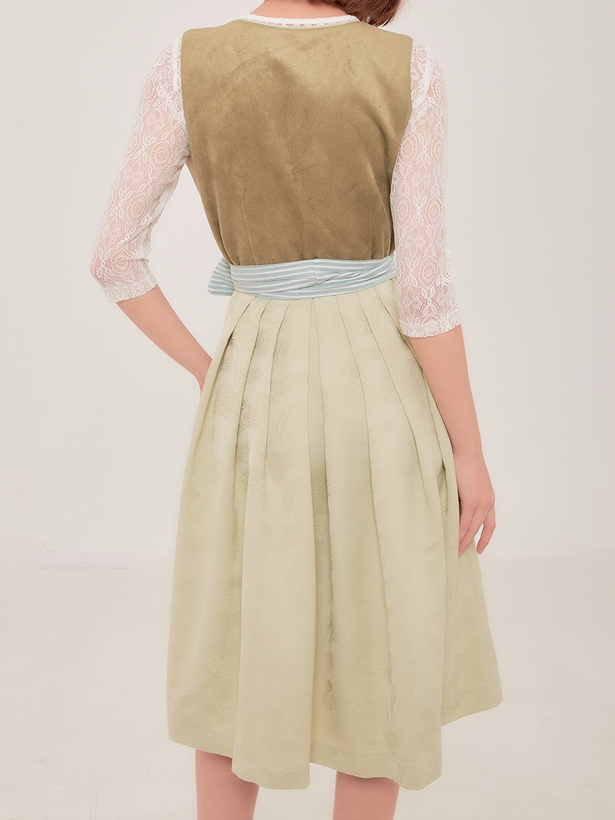 Dunkelgrünes Dirndl mit floralen Stickereien