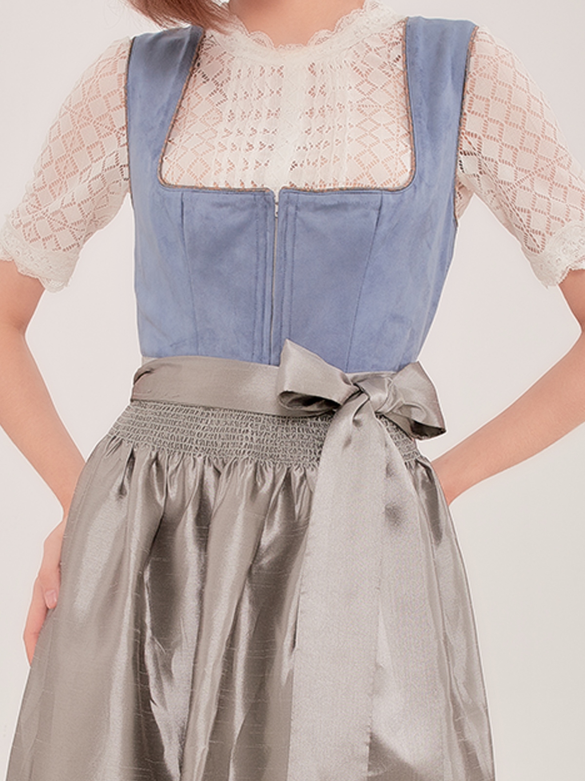 Modernes blaues Dirndl mit figurbetonter Silhouette
