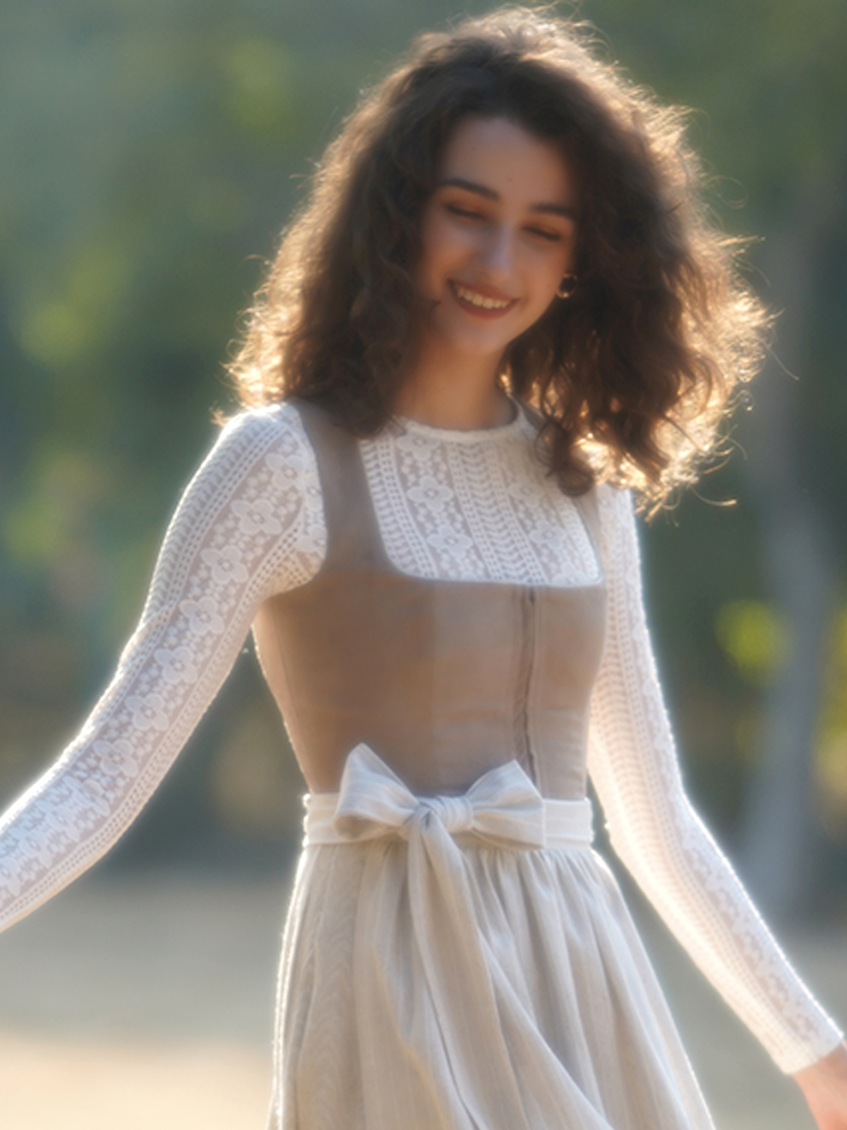 Lila Dirndl mit traditionellem Schnitt