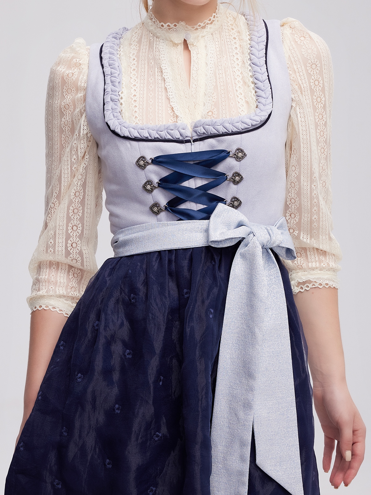 Modernes Dirndl mit hochgeschlossener Bluse in blau