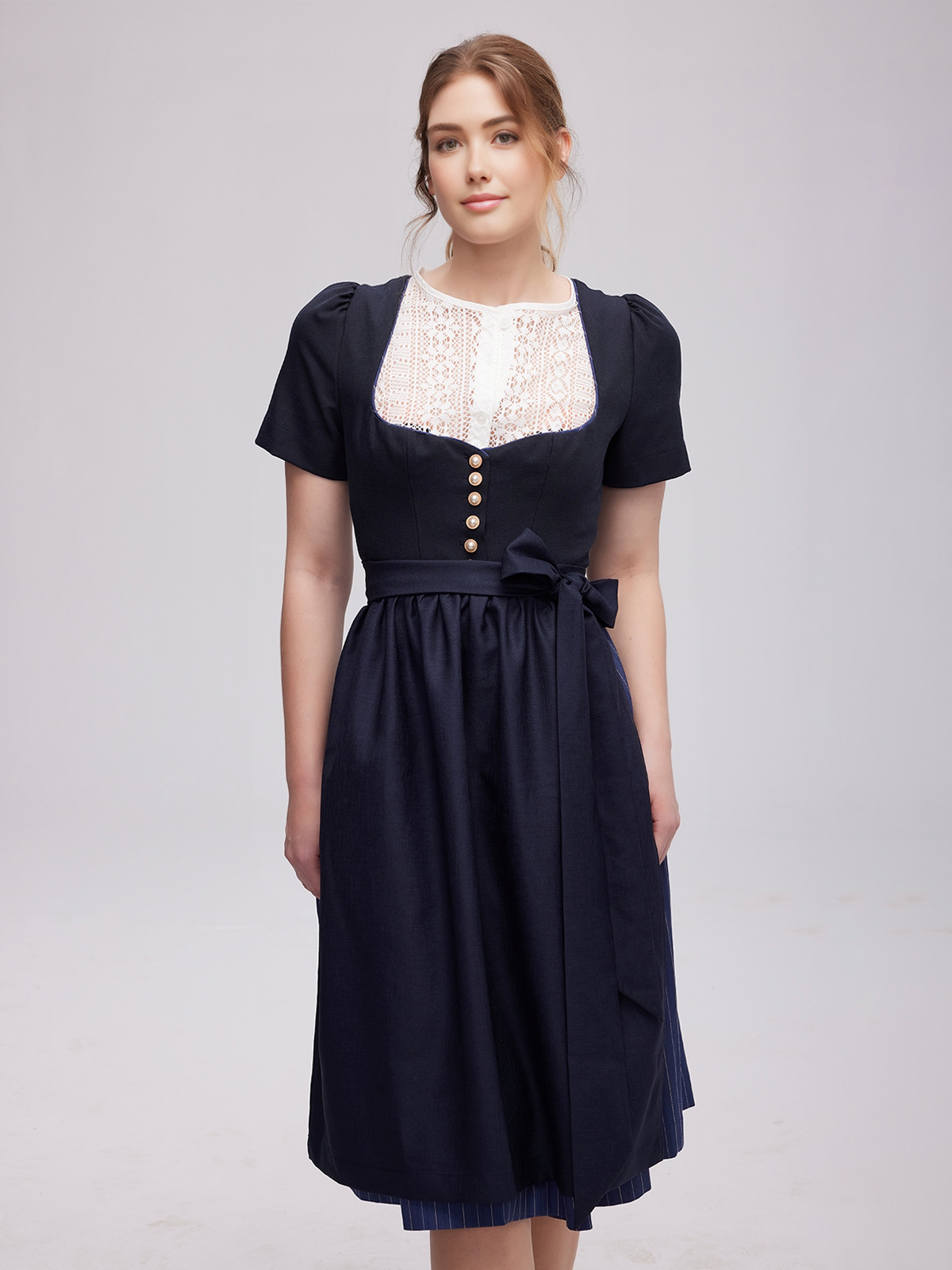 Modernes blaues Dirndl mit floralen Details