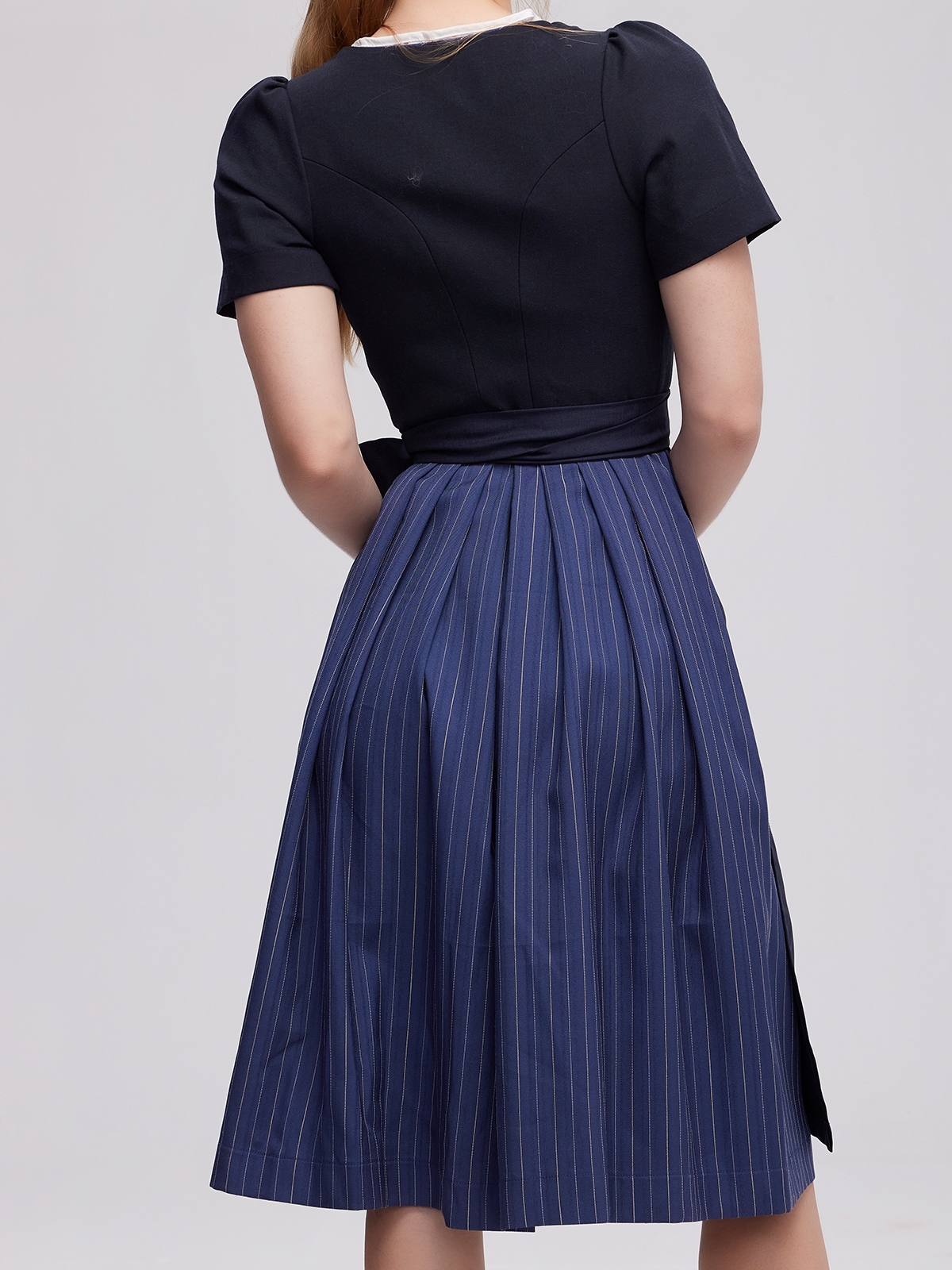 Dirndl mit geradem Ausschnitt in Blau