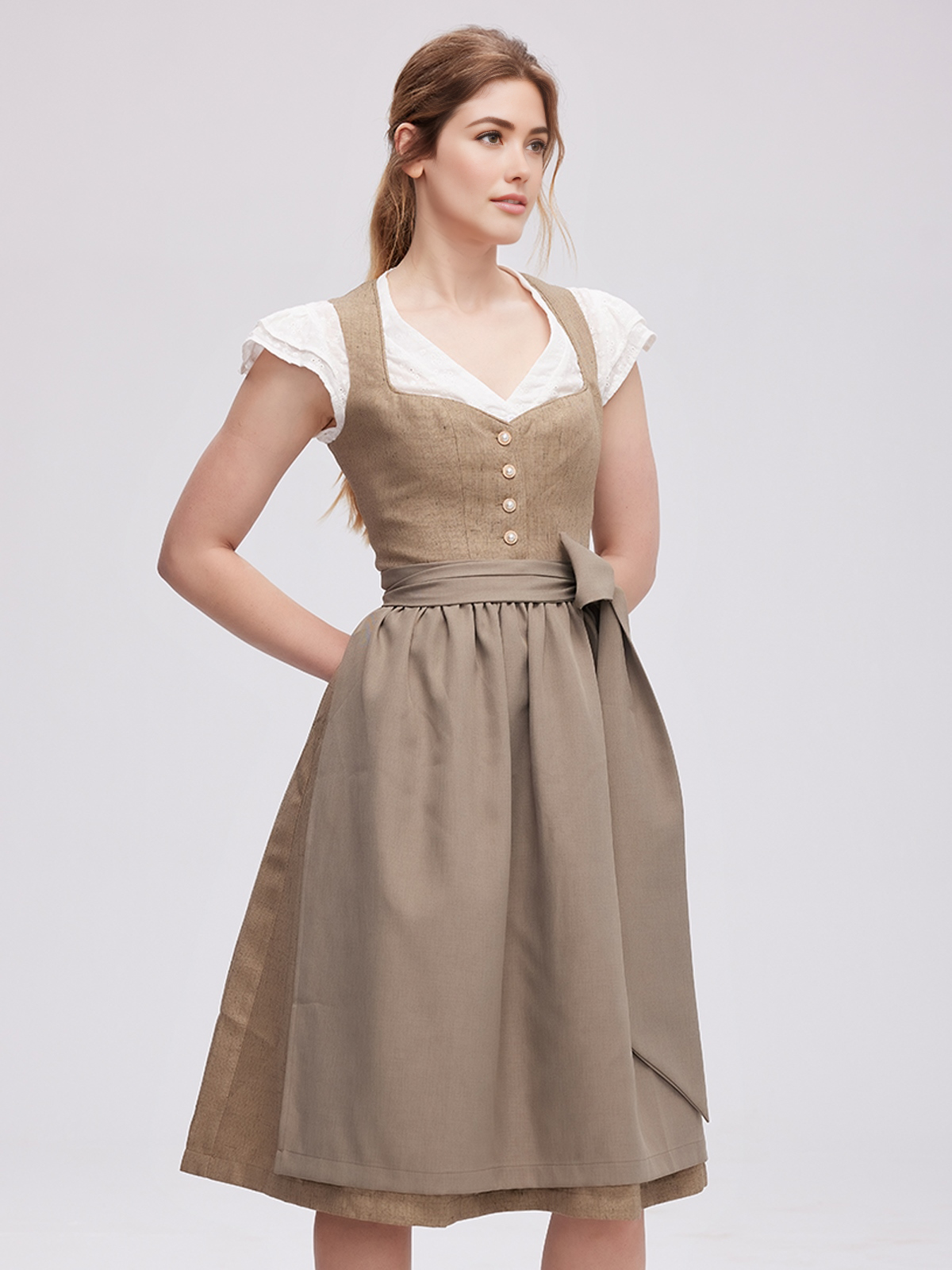 Modernes Dirndl mit raffiniertem Ausschnitt