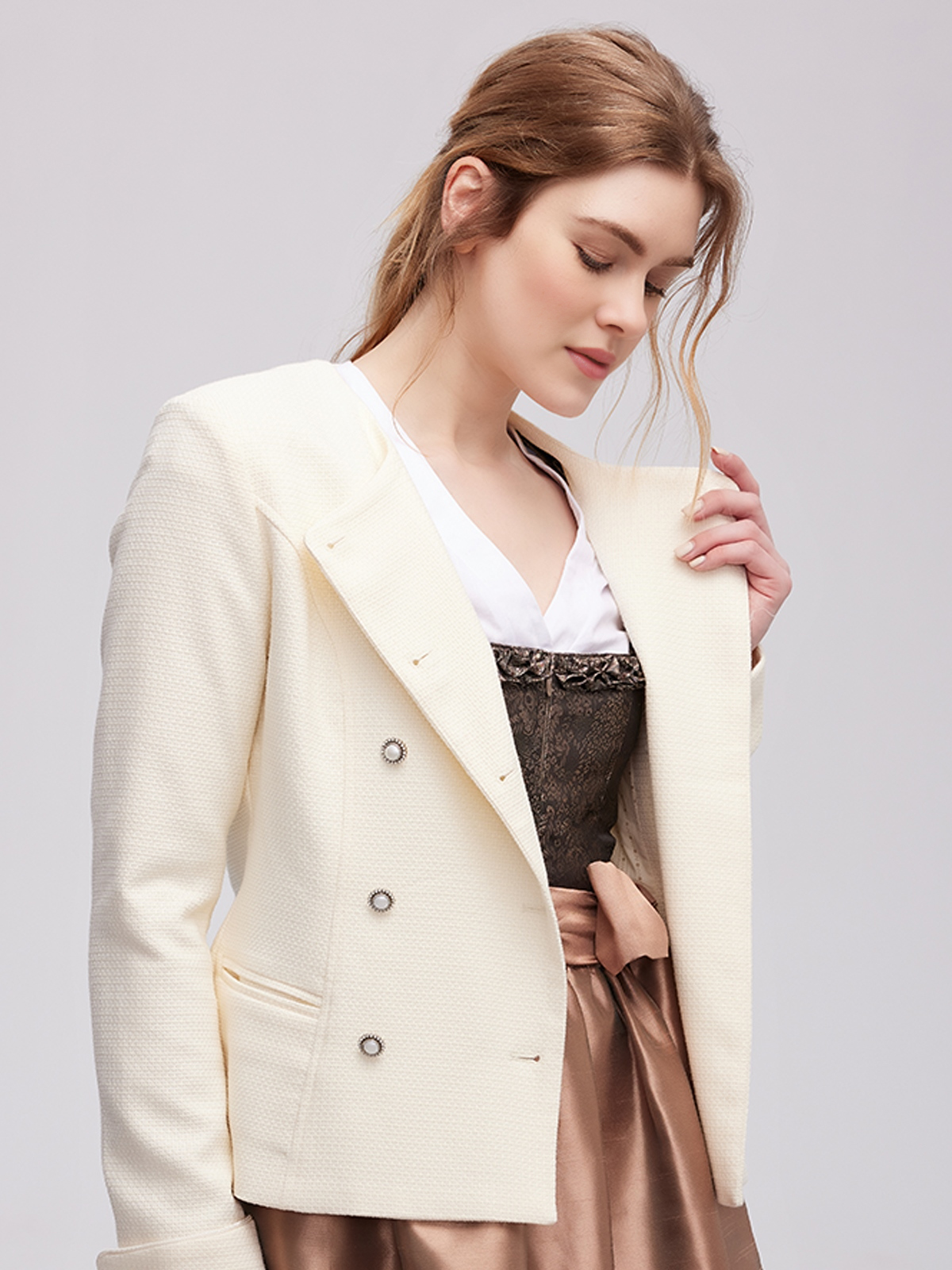 Dirndl Beige Grün in natürlicher Umgebung