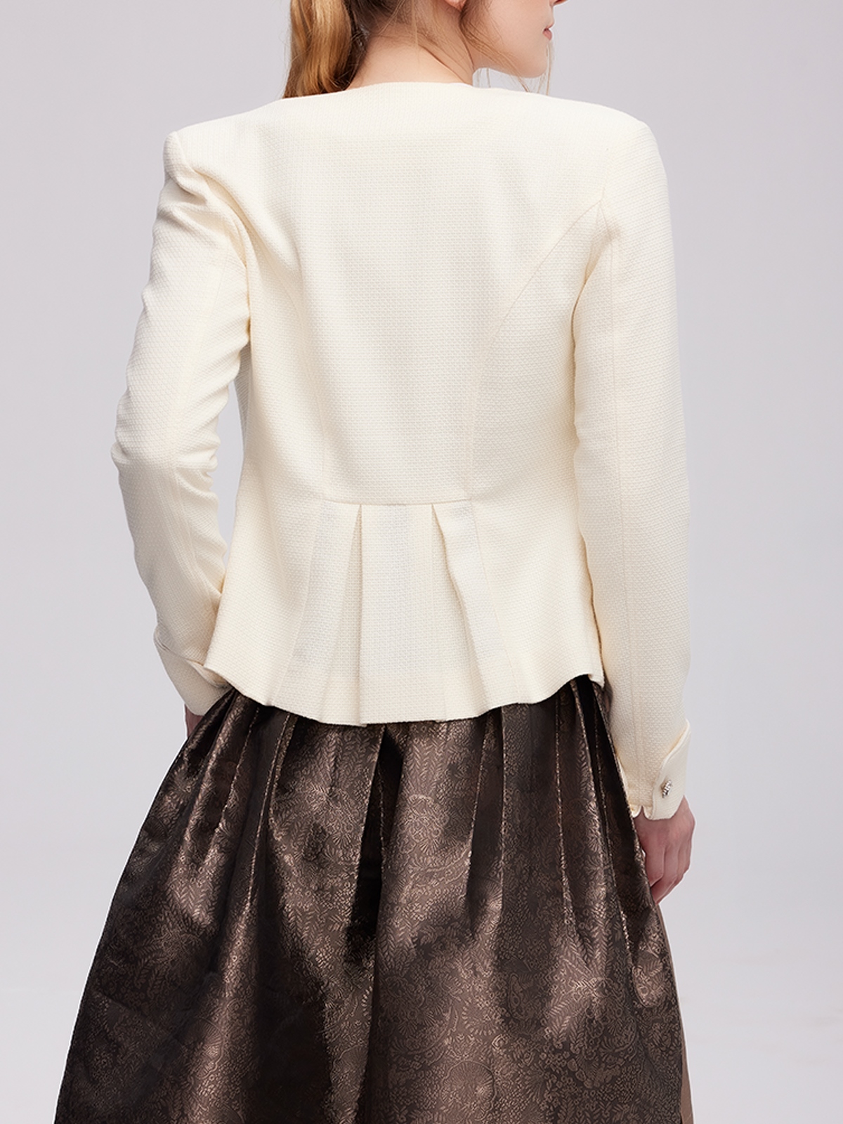 Dirndl mit hochgeschlossener Bluse in eleganter Weiß-Kombination