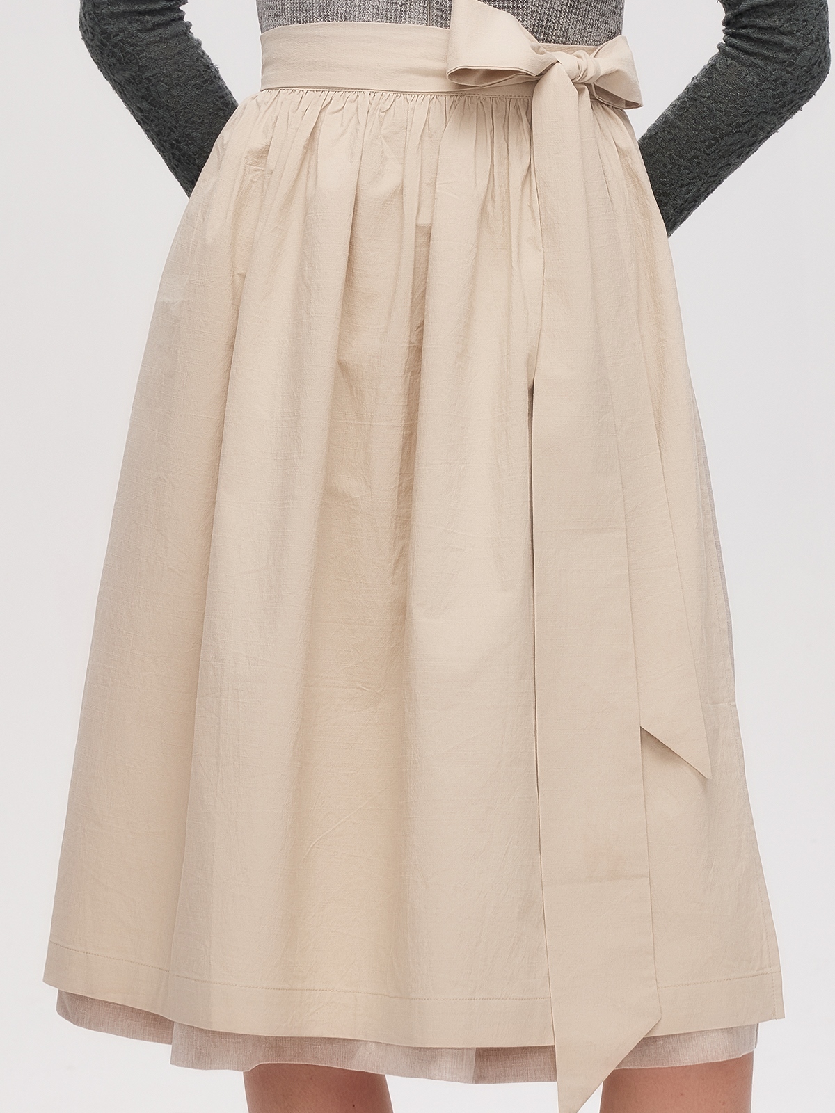 Dirndl in Waldgrün mit modernem Ausschnitt