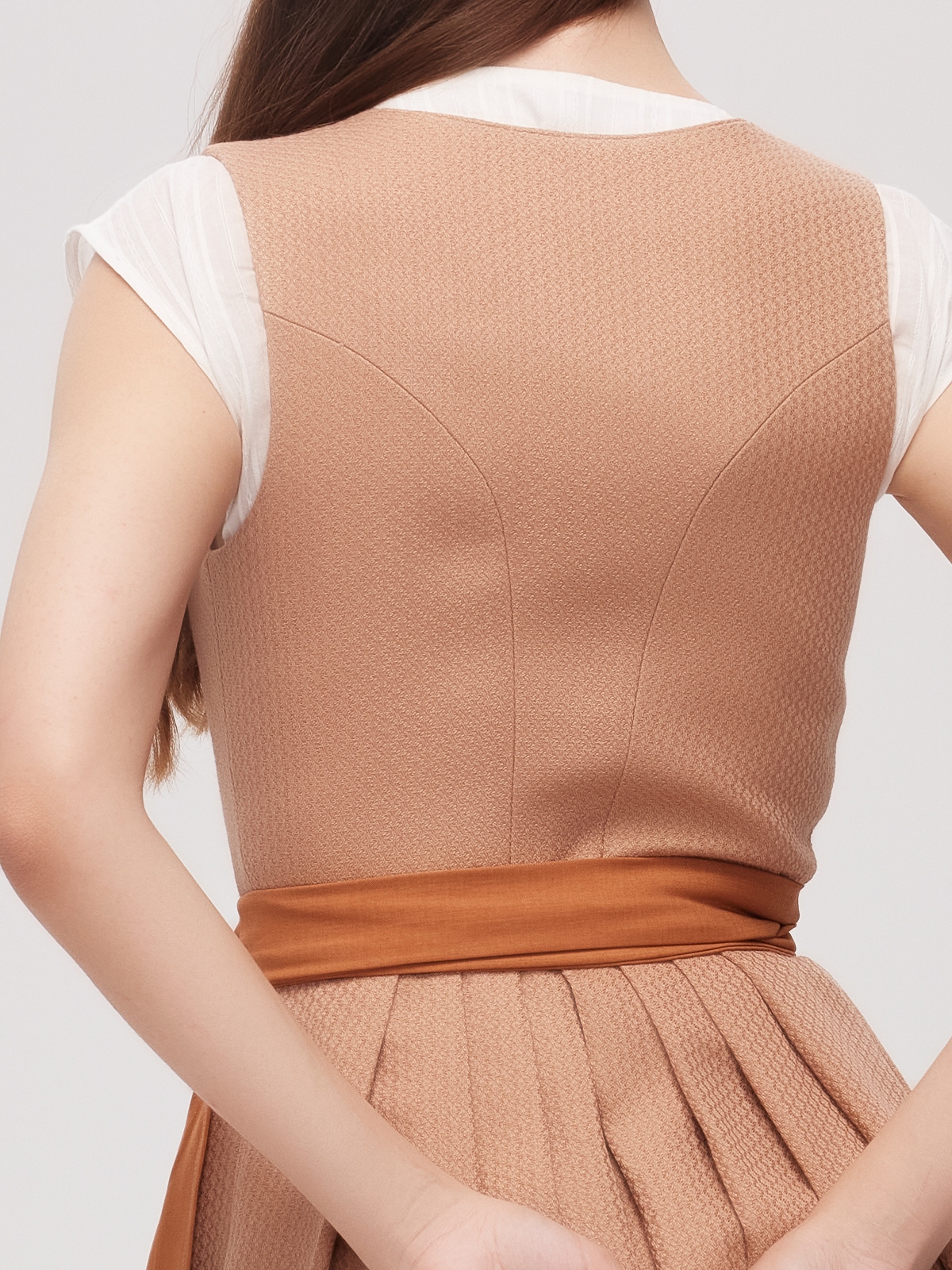 Ein elegantes braunes Ja Mei Dirndl mit feinen Stickereien