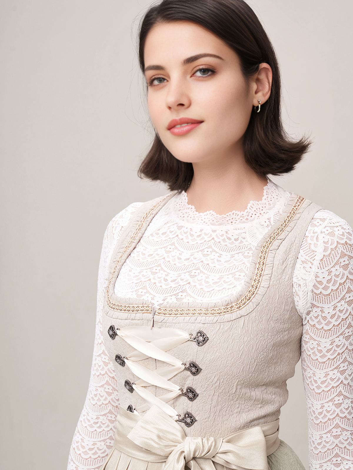 Elegantes Beige-Dirndl
