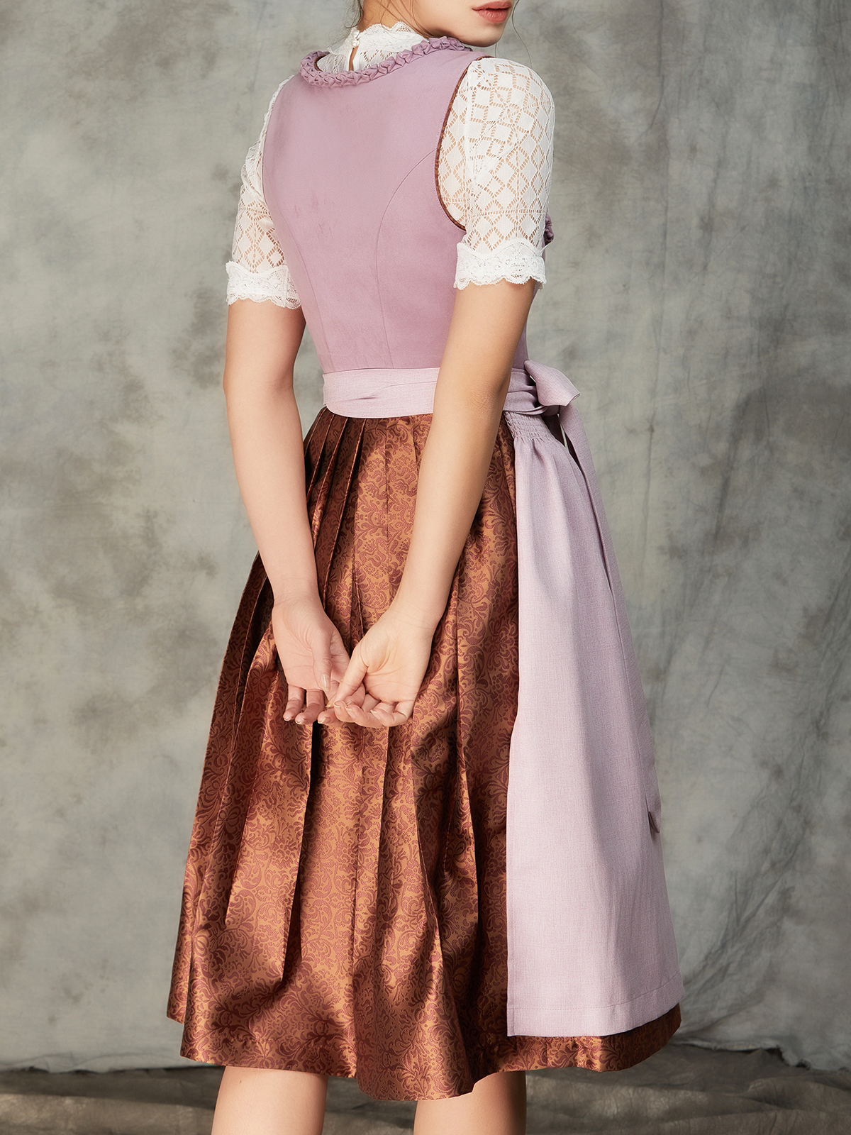 Dirndl in Lila mit Schürze