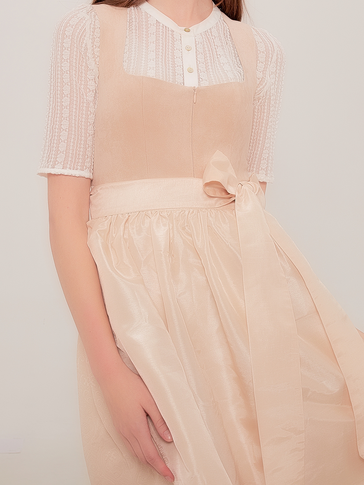 Dirndl mit V-Ausschnitt-Bluse in Beige