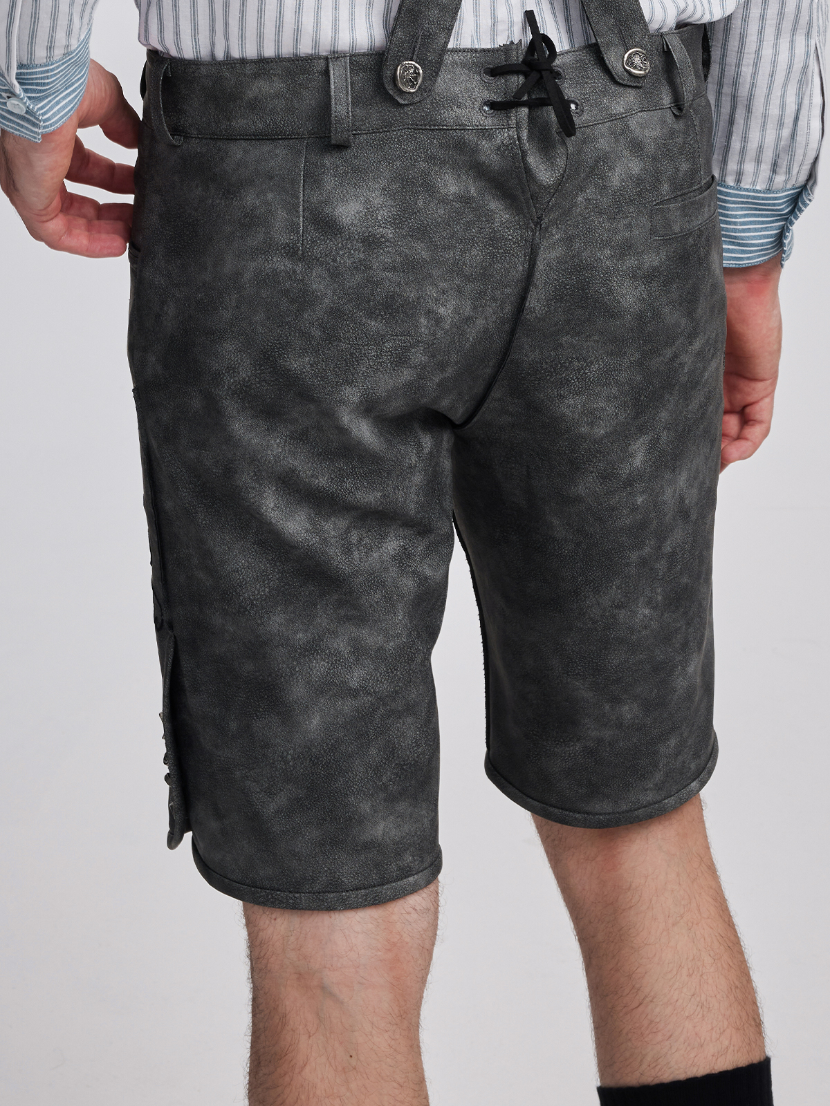 Graues Dirndl mit modernem Schnitt