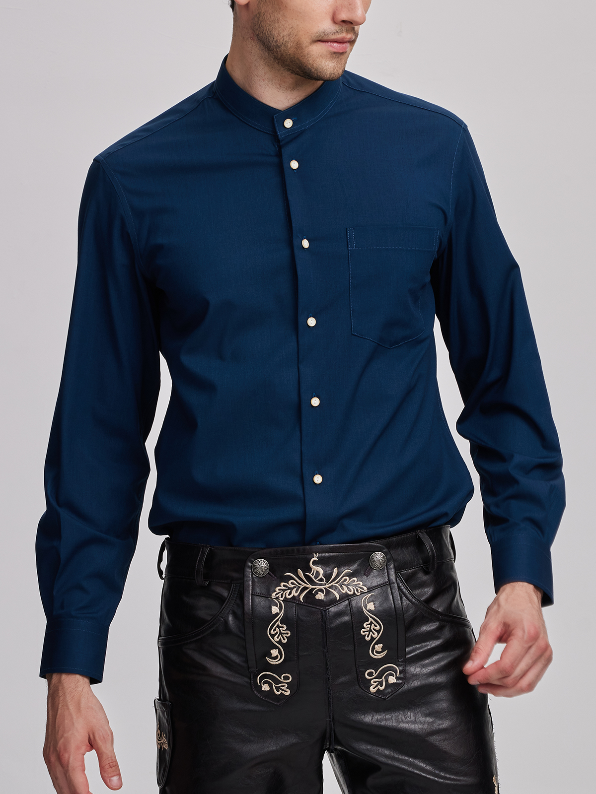 Pinkes Dirndl mit blauer Bluse