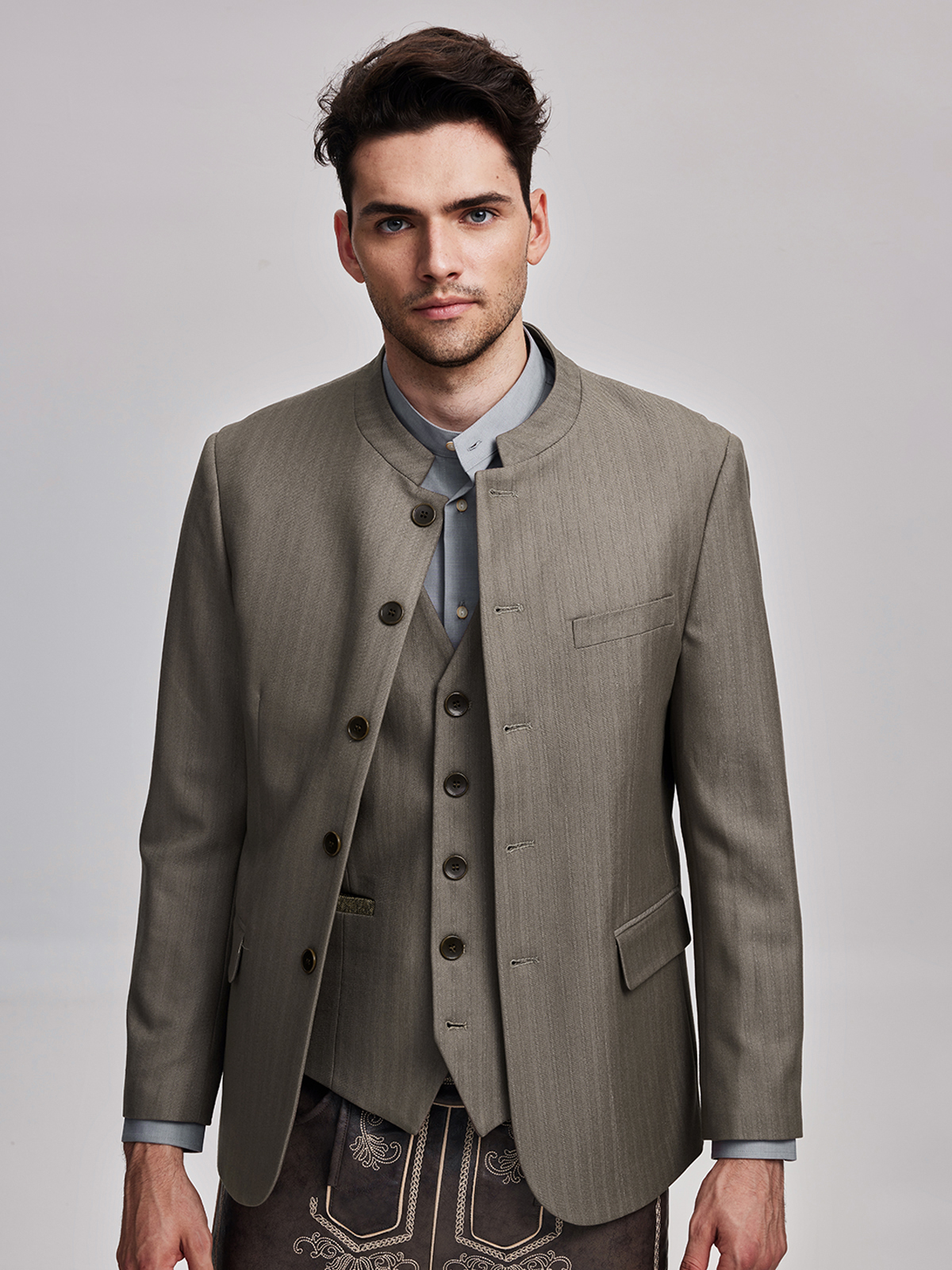 Ein elegantes Dirndl Blau Festlich mit feinen Stickereien