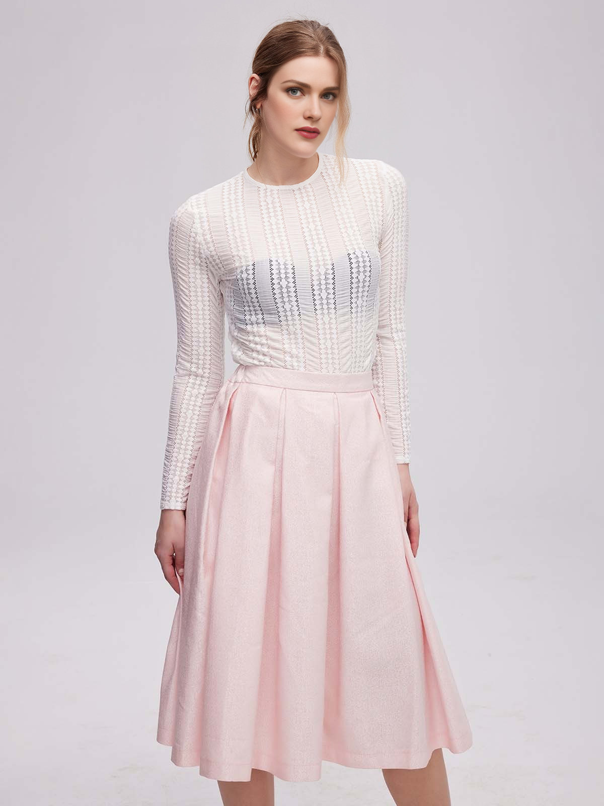 Dirndlkleid in Beige mit passenden Accessoires