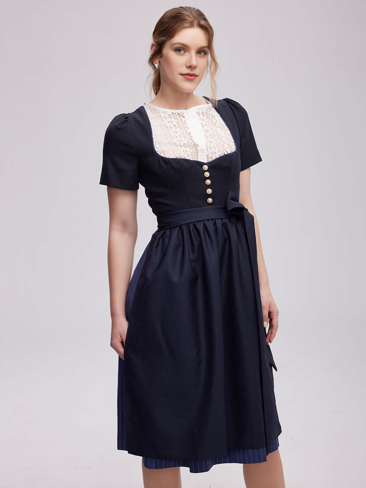 Dirndl in Blau mit floralen Details