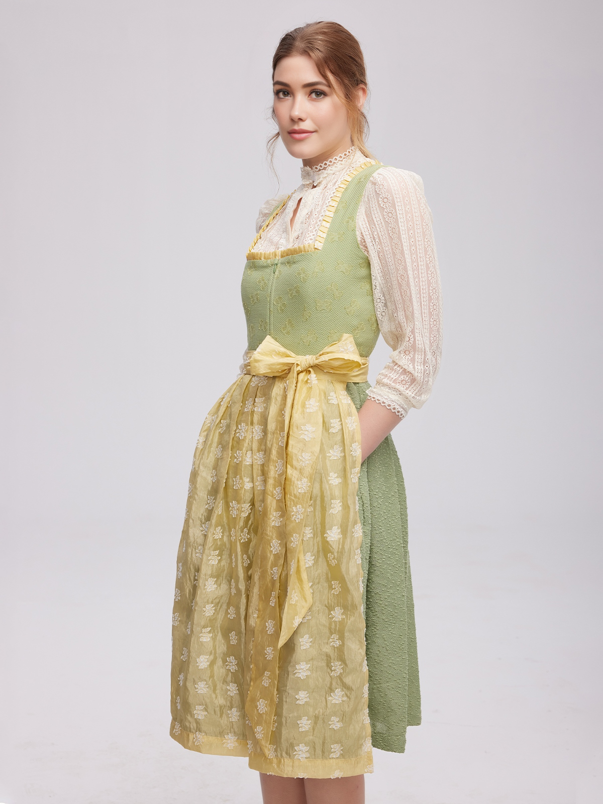 Traditionelles Dirndl in Grün
