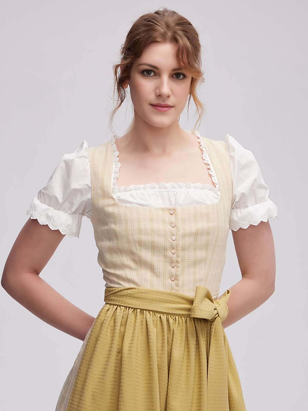 Dirndl in Grün mit durchsichtiger Bluse