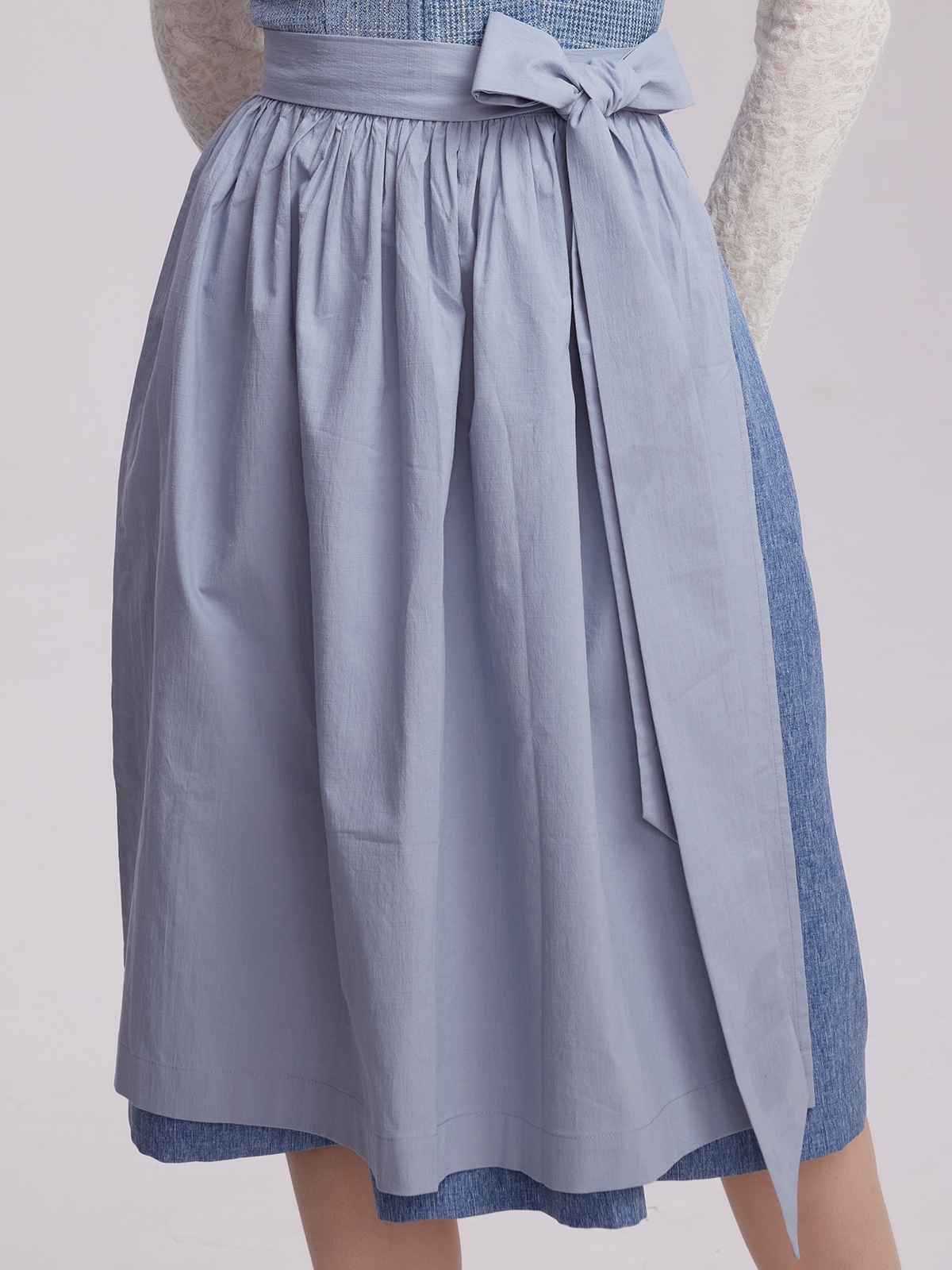 Moderne blaue Dirndl Mini mit floralem Muster